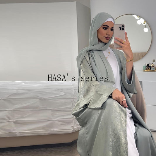 LUMAYA5091 A long robe with gilded highlights, featuring a simple yet elegant dress design.