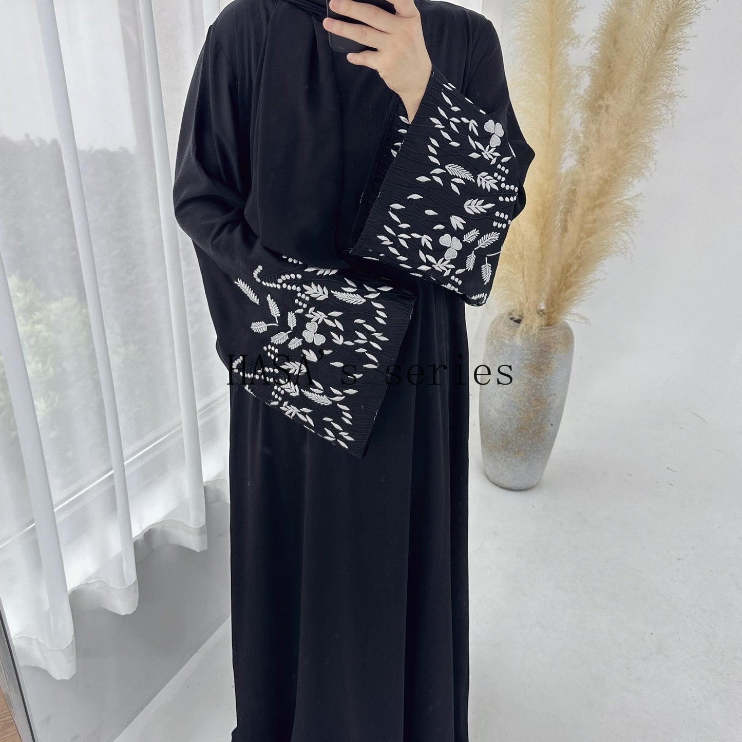 LUMAYA4832 A Long Robe with Leaf-patterned Embroidery, Showcasing Subtle Yet Exquisite Texture.