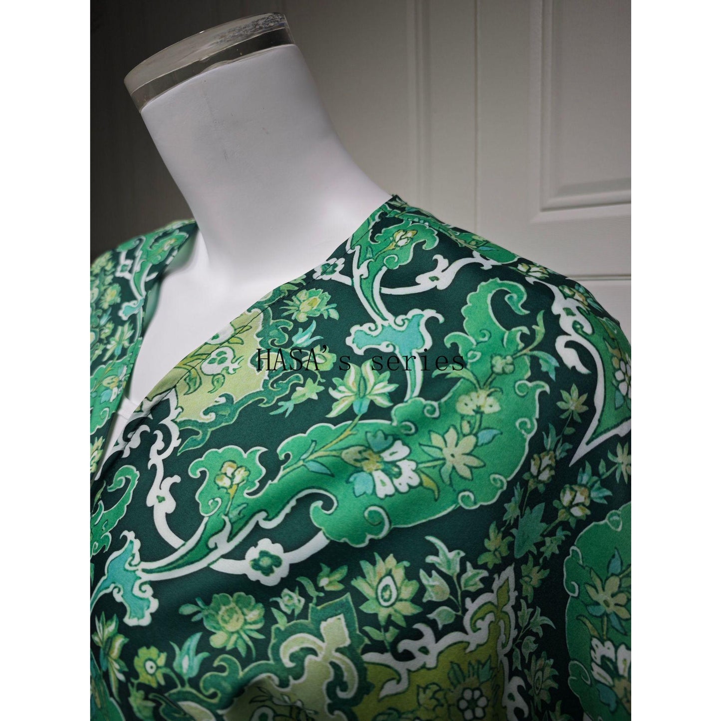 LUMAYA5088 A Stylish Two-piece Set Featuring A Snake Print Pattern, with A Loose, SLUMAYAwl-style Outer Layer and A Matching Headscarf Design.