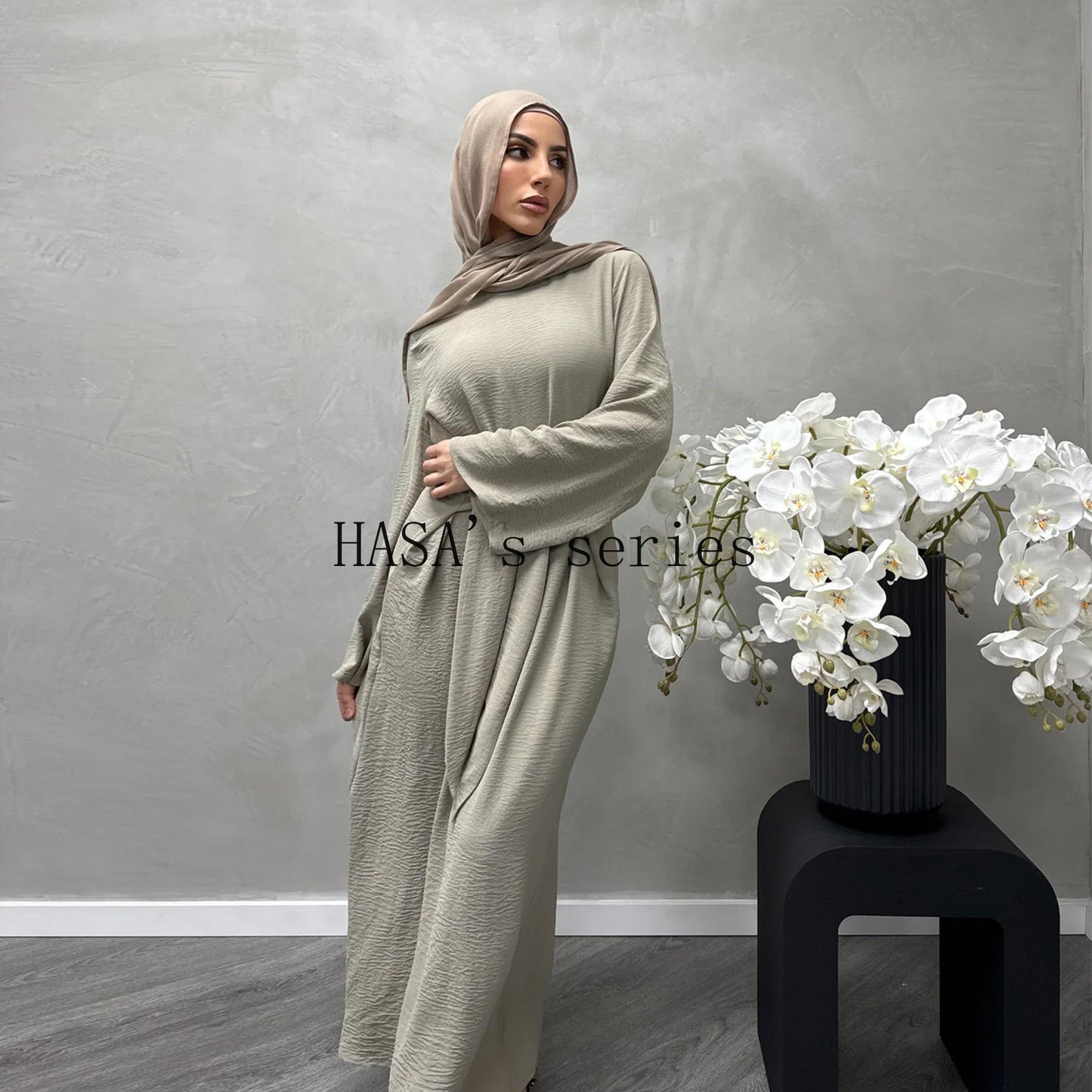 LUMAYA4828 An Elegant Dress with A Soft, Tie-up Design and A Naturally Flowing, Long Silhouette.
