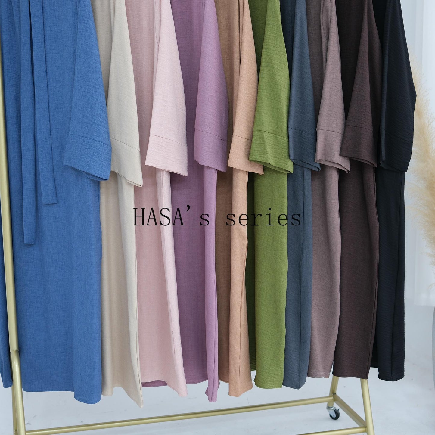LUMAYA4848 A simple, waist-cinching spring/summer dress with a relaxed, long design.