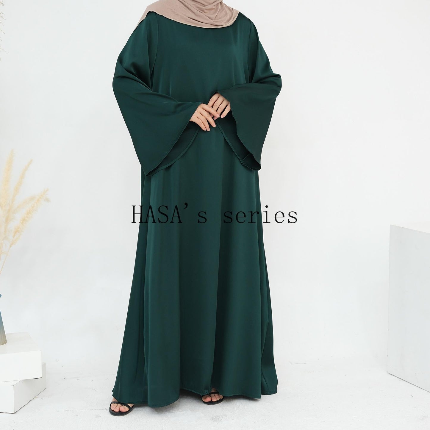 LUMAYA4847 A Long Dress with A Fitted Waist Design, Featuring A Clean and Elegant Silhouette.