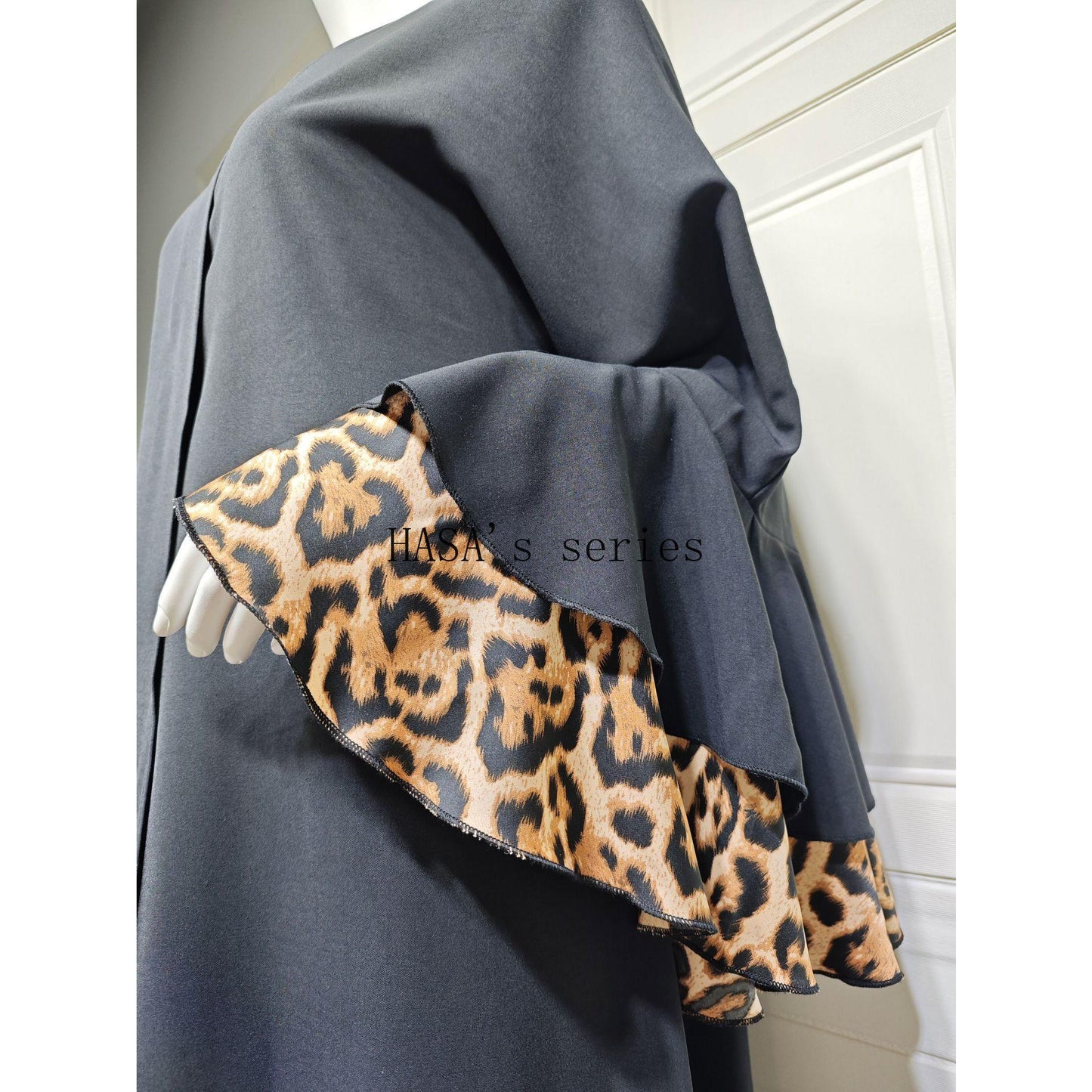 LUMAYA5103 A black robe with leopard print details, a simple and elegant cardigan-style dress.