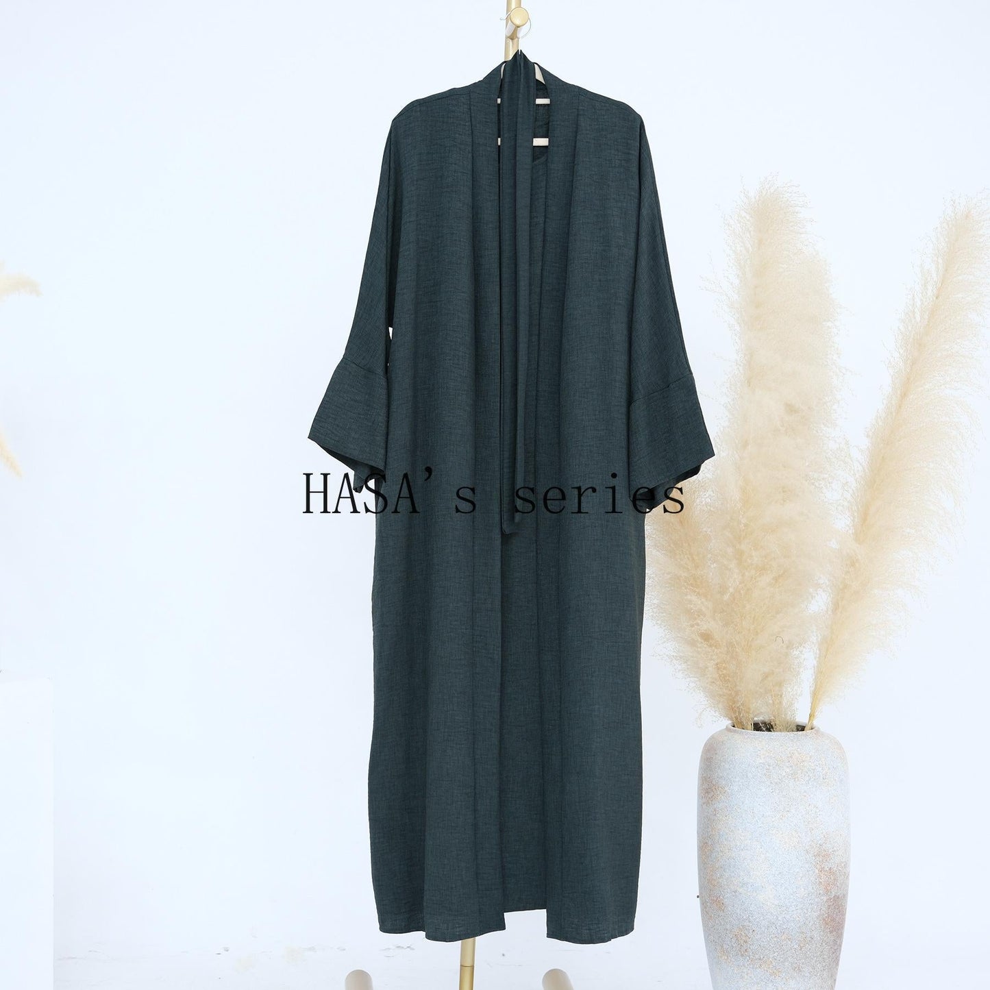LUMAYA4854 A simple, solid-colored two-piece set, consisting of an easy-to-match robe-style dress and a matching garment.