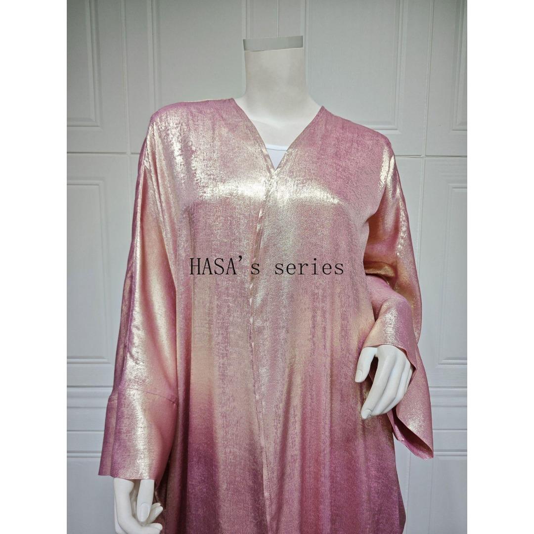 LUMAYA5091 A long robe with gilded highlights, featuring a simple yet elegant dress design.
