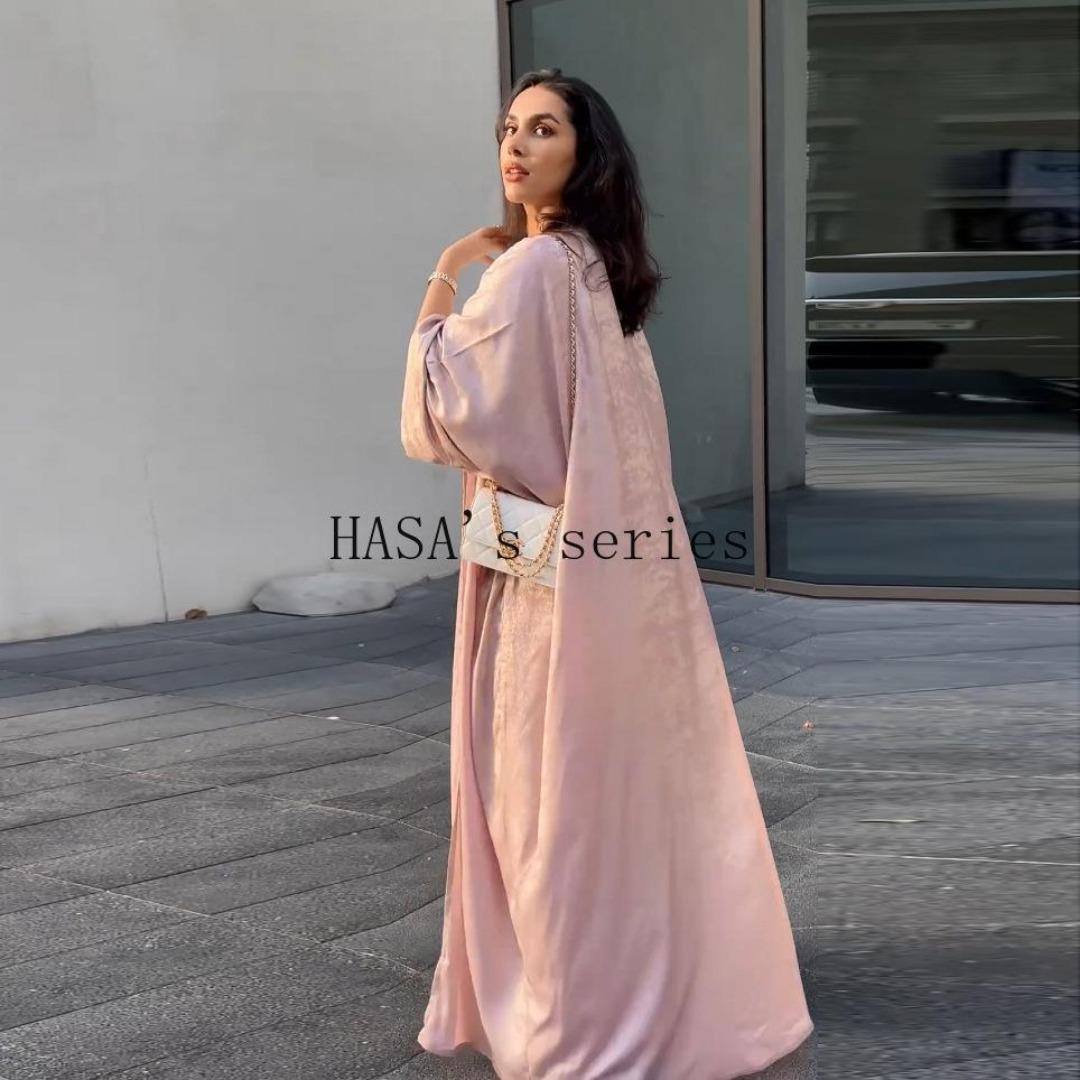 LUMAYA5091 A long robe with gilded highlights, featuring a simple yet elegant dress design.