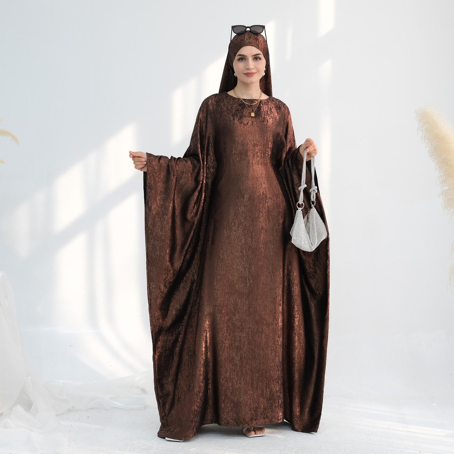 LUMAYA5878 A Glossy Dress TLUMAYAt Combines Softness and Fluidity