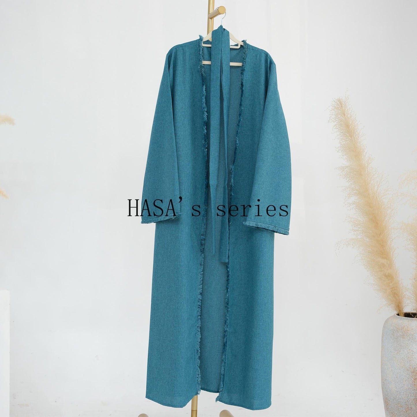 LUMAYA5147 Elegant Long Cardigan Robe with Flowing Tassels, A Loose-fitting, Coat-style Dress.