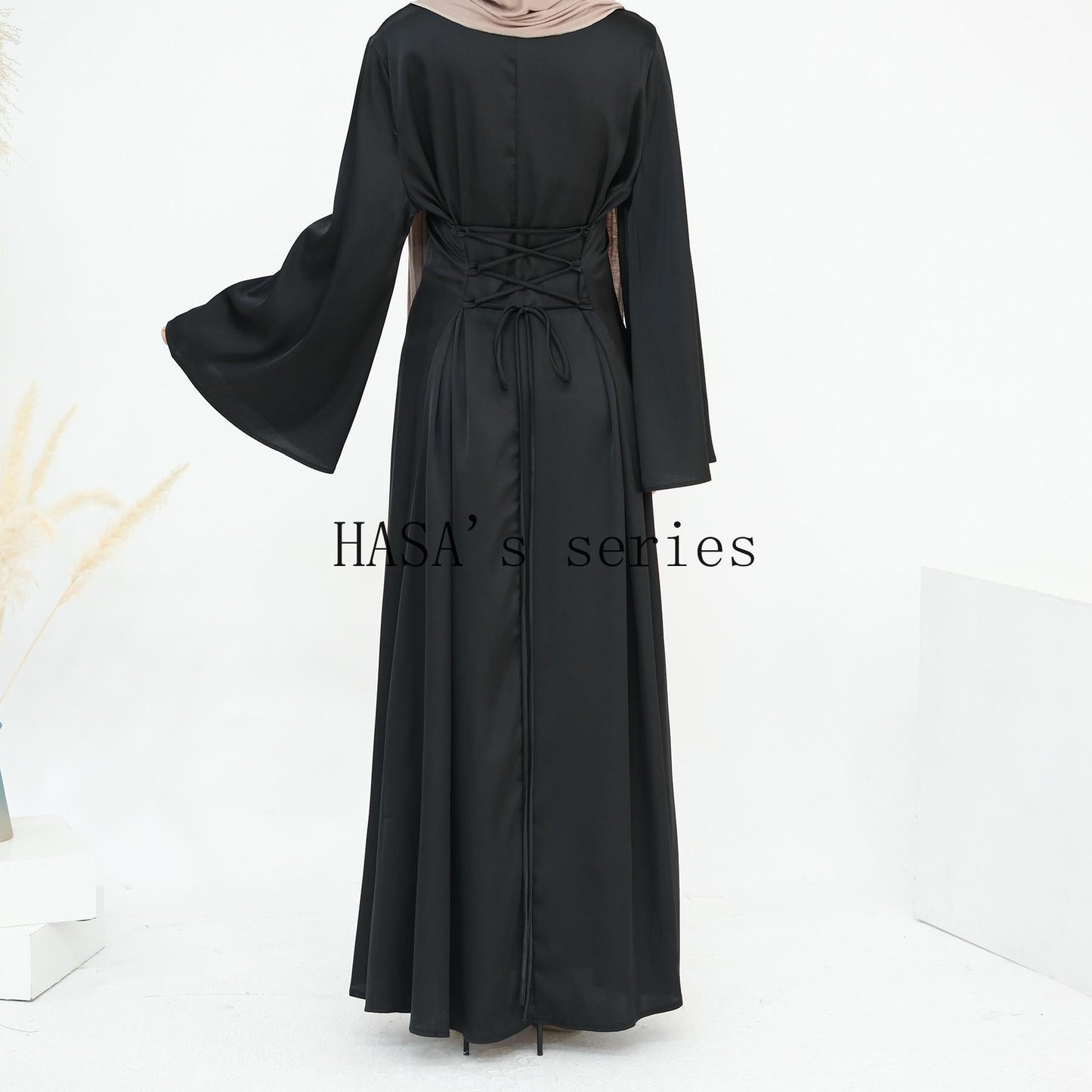 LUMAYA4847 A Long Dress with A Fitted Waist Design, Featuring A Clean and Elegant Silhouette.