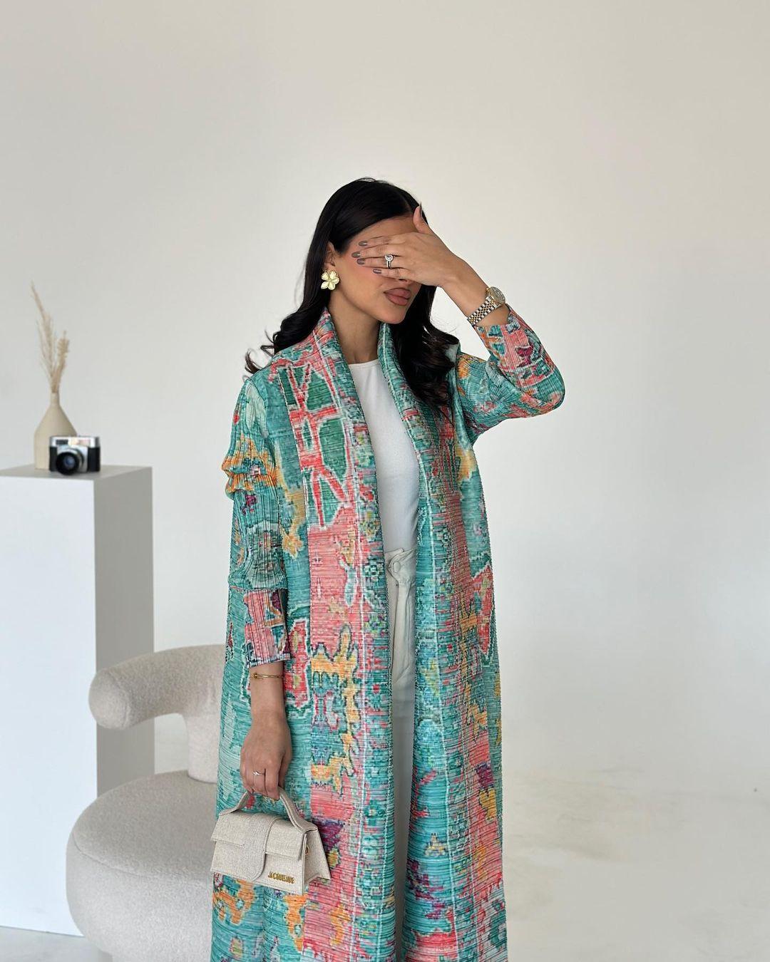 LUMAYA5852 Elegant, Retro-style Long Cardigan with Contrasting Printed Pattern.