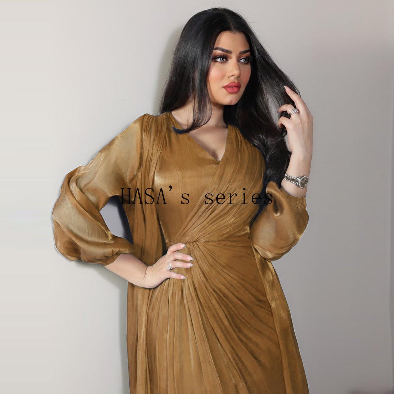 LUMAYA5094 Simple yet elegant and lustrous silk suit, featuring an elegantly pleated two-piece dress design.