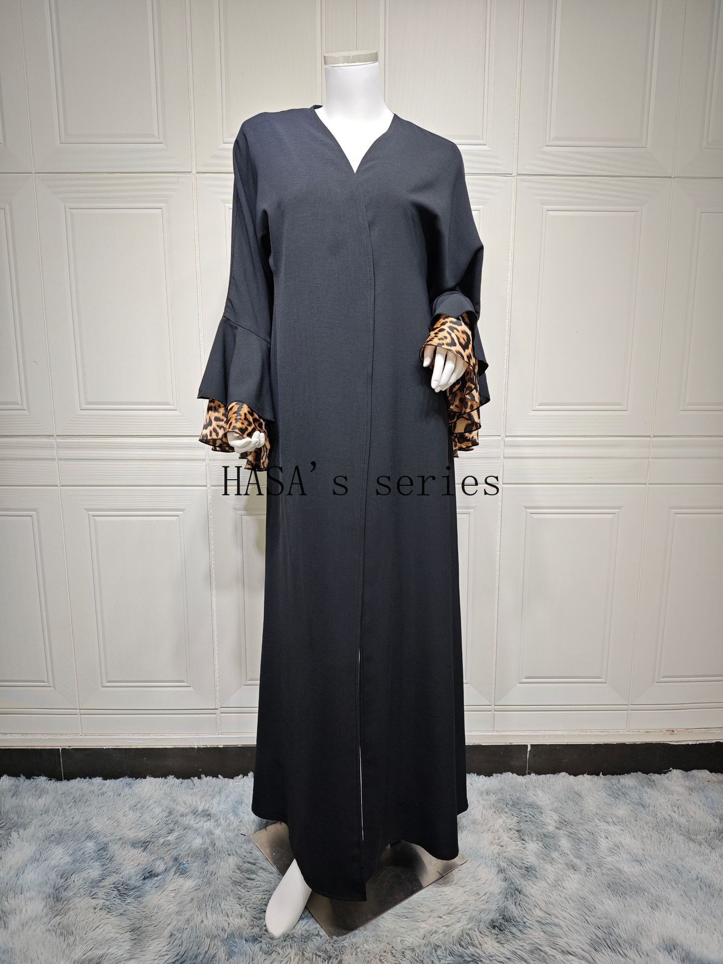 LUMAYA5103 A black robe with leopard print details, a simple and elegant cardigan-style dress.