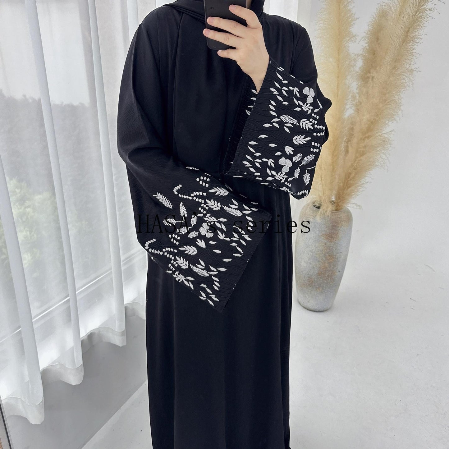 LUMAYA4832 A Long Robe with Leaf-patterned Embroidery, Showcasing Subtle Yet Exquisite Texture.