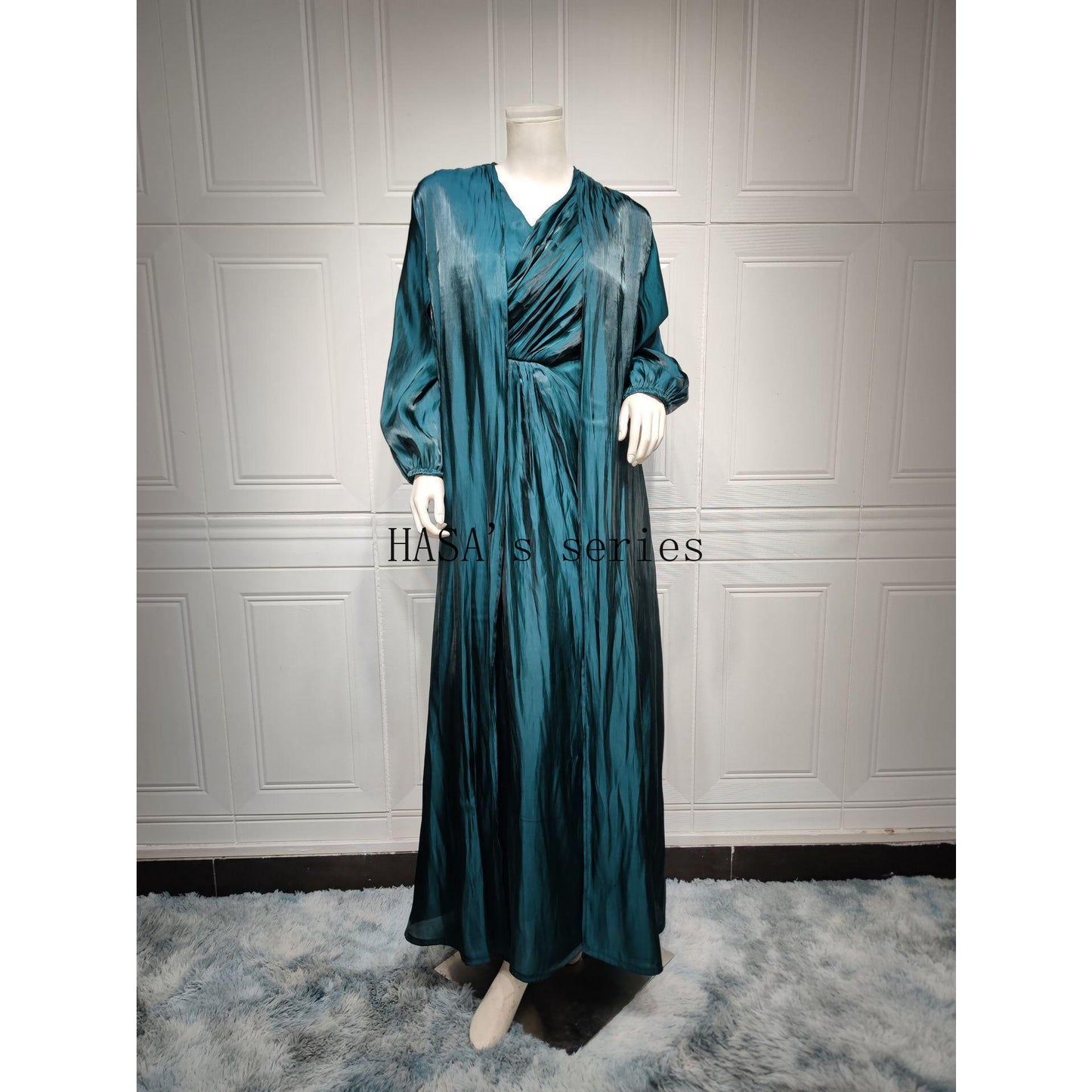 LUMAYA5094 Simple yet elegant and lustrous silk suit, featuring an elegantly pleated two-piece dress design.