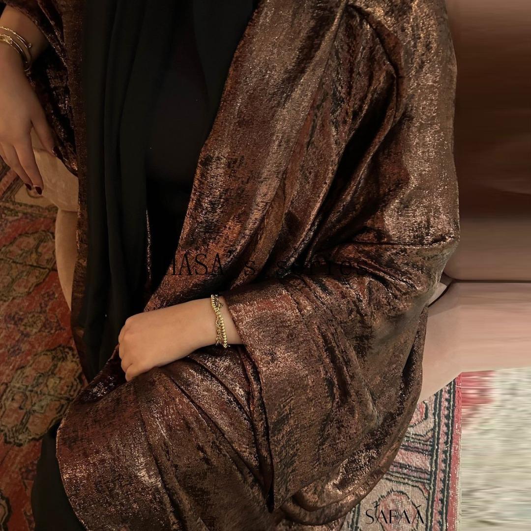 LUMAYA5091 A long robe with gilded highlights, featuring a simple yet elegant dress design.