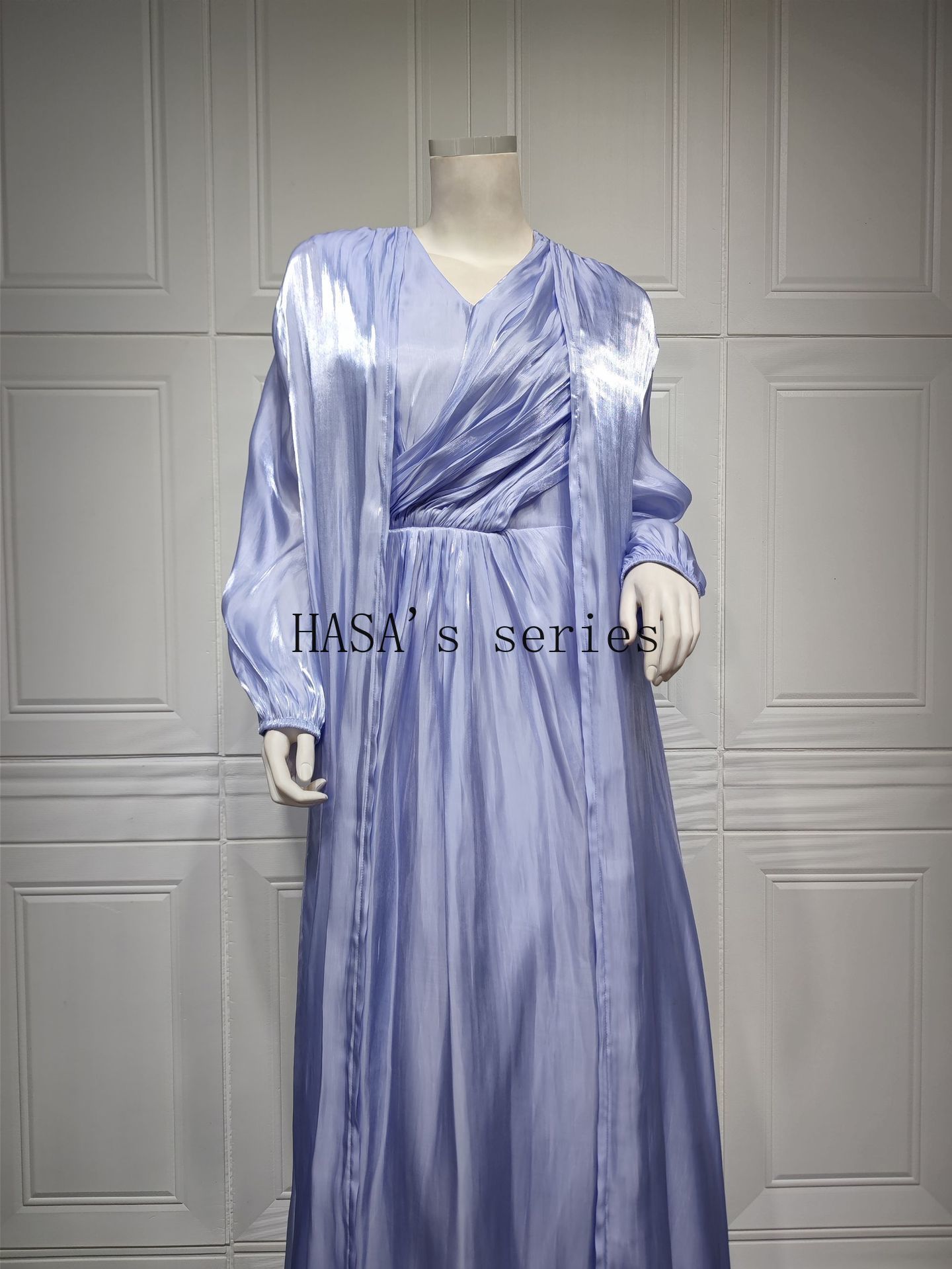 LUMAYA5094 Simple yet elegant and lustrous silk suit, featuring an elegantly pleated two-piece dress design.