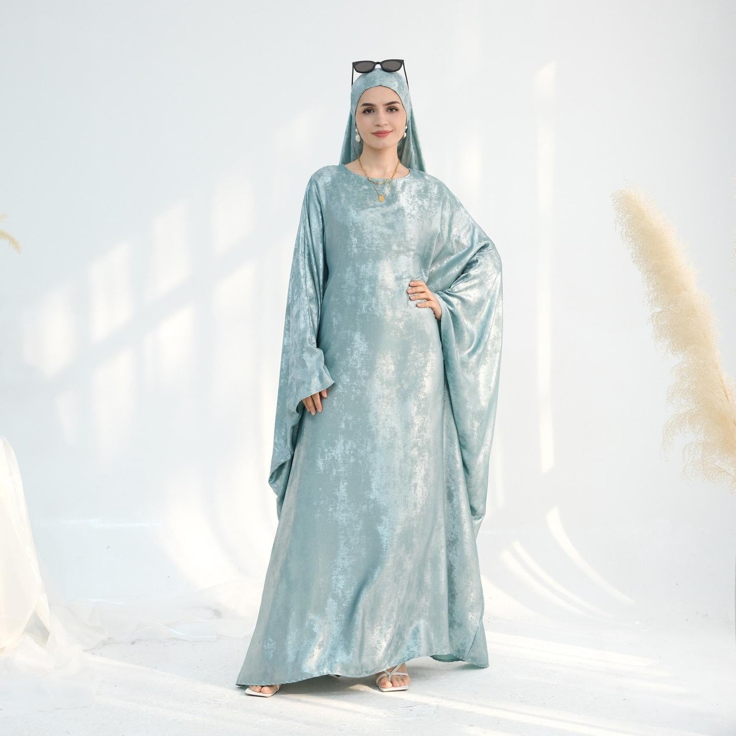 LUMAYA5878 A Glossy Dress TLUMAYAt Combines Softness and Fluidity