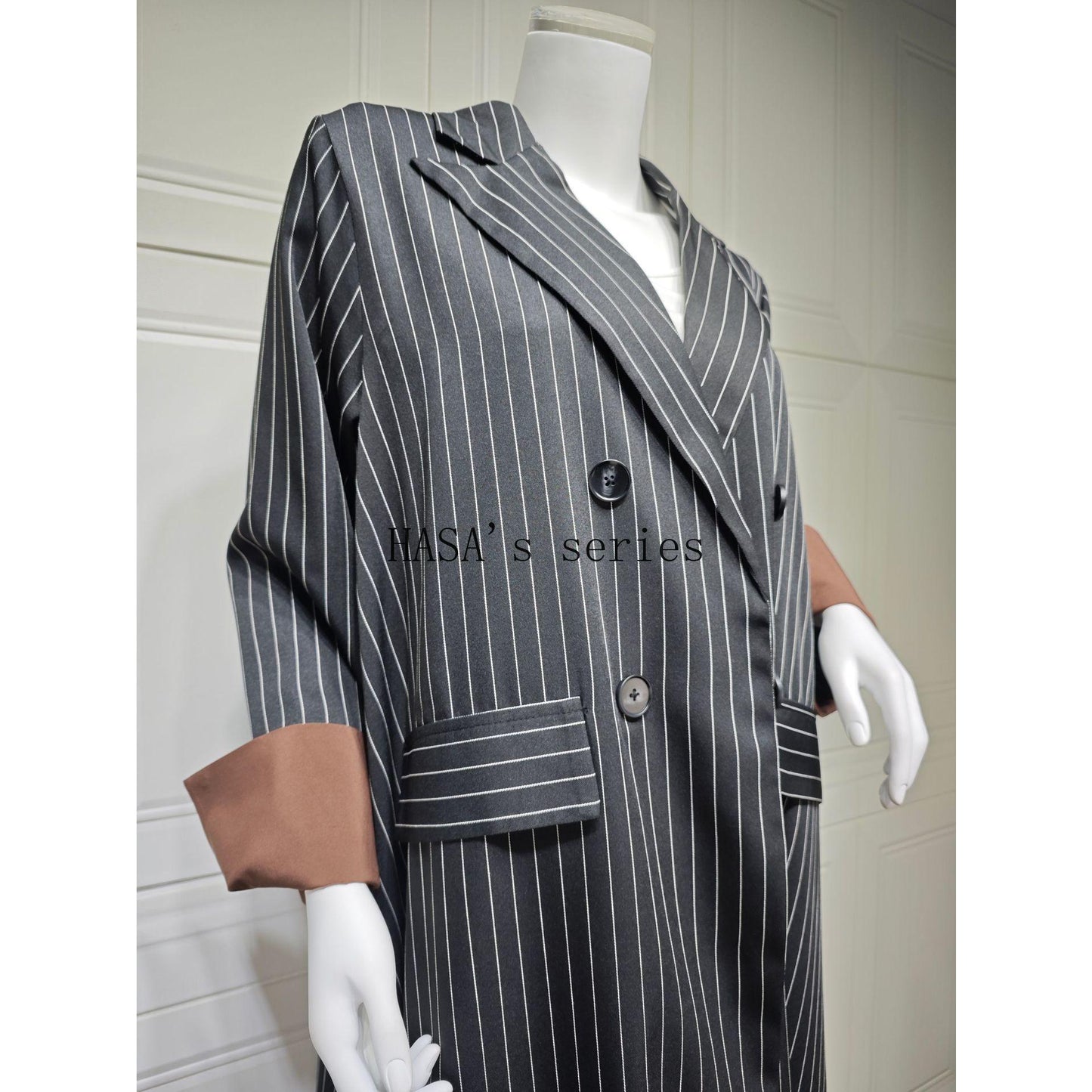 LUMAYA5101 Double-breasted, Pinstriped, Long Coat-style Robe with A Loose and Elegant Dress Design.