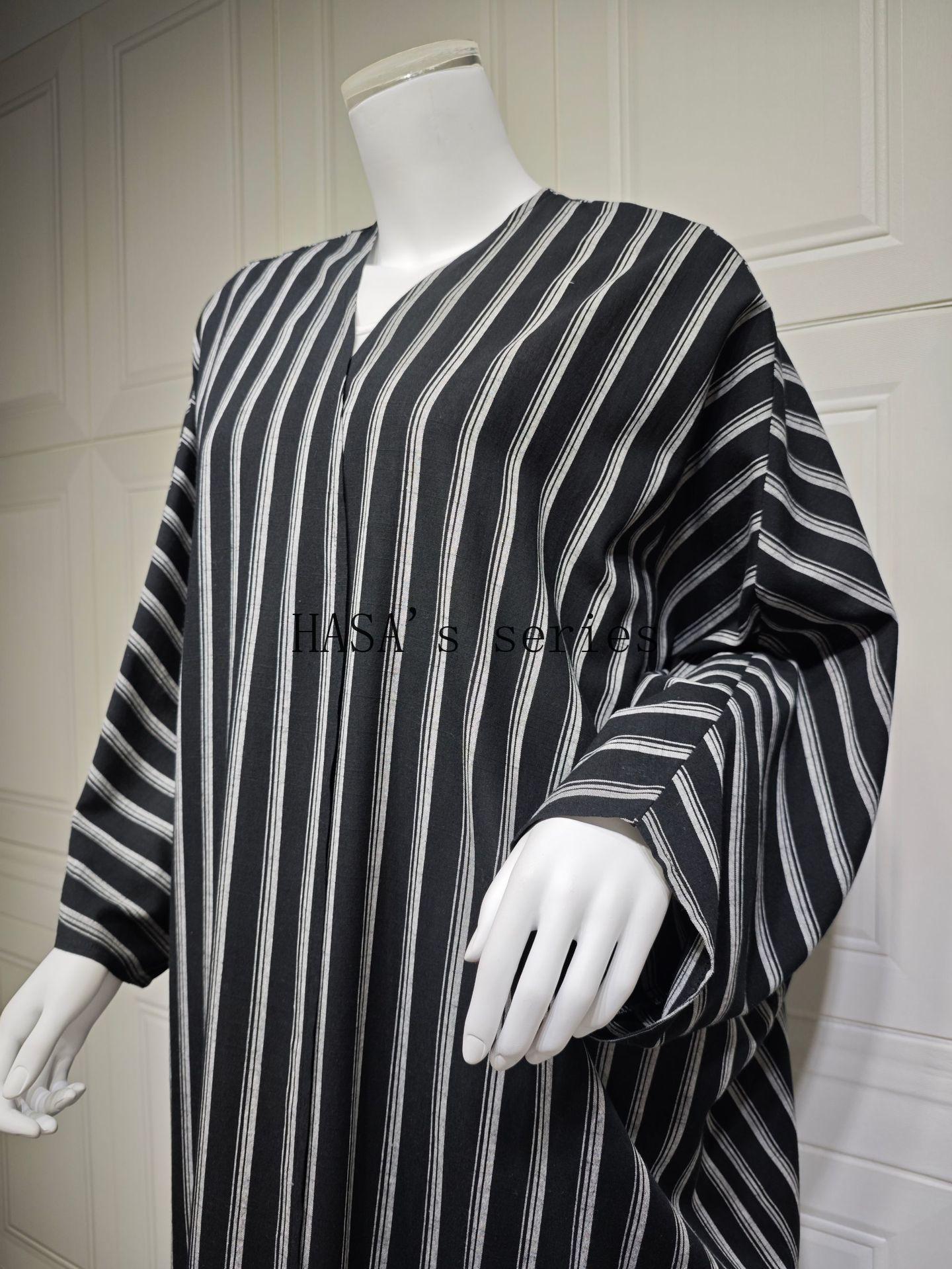 LUMAYA5096 Stylish Black and White Striped Long Coat with A Loose-fitting, Open-front Design.