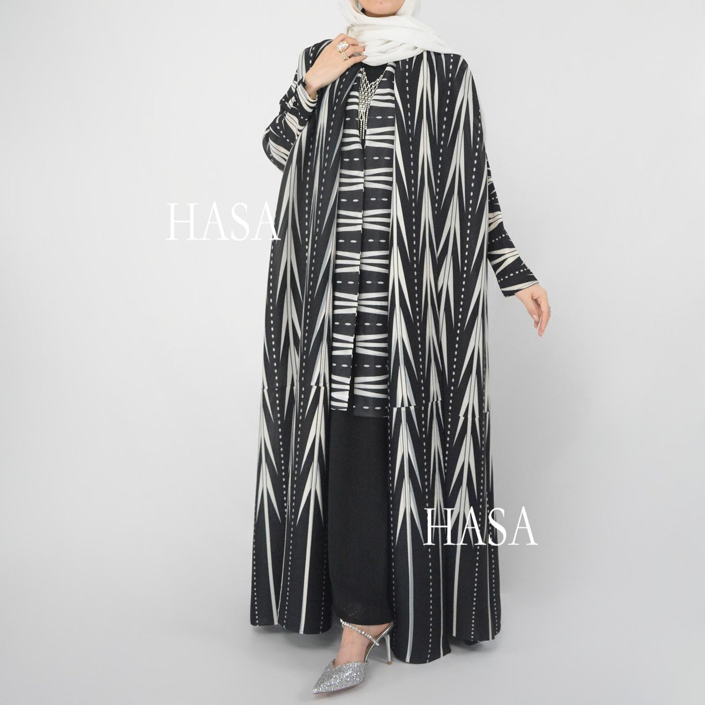 LUMAYA6161 Black and White Tribal-Inspired Pleated Abaya with Long Sleeves