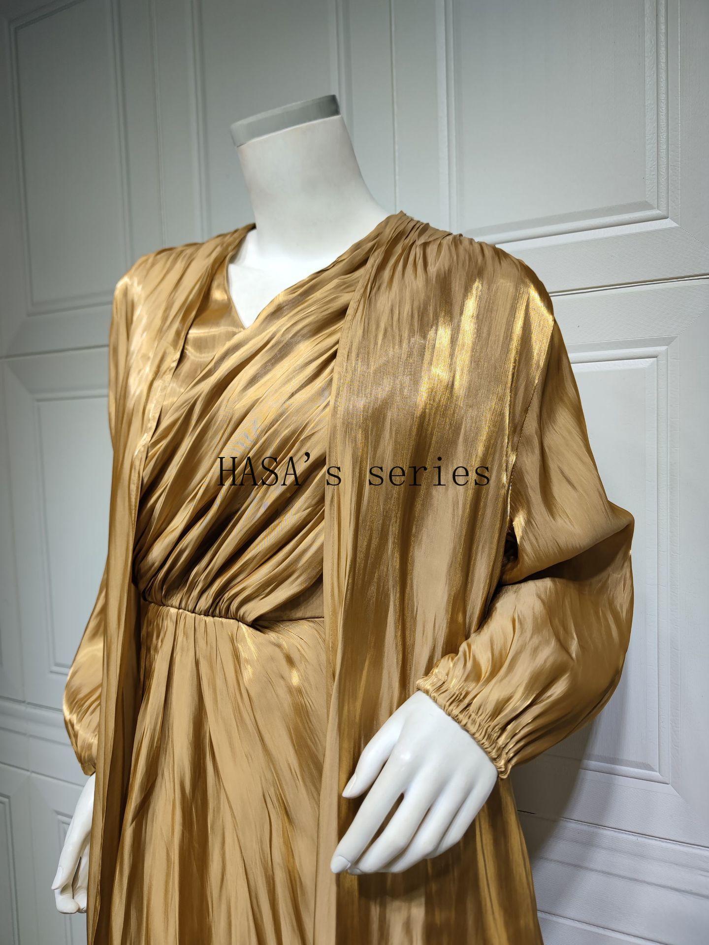 LUMAYA5094 Simple yet elegant and lustrous silk suit, featuring an elegantly pleated two-piece dress design.