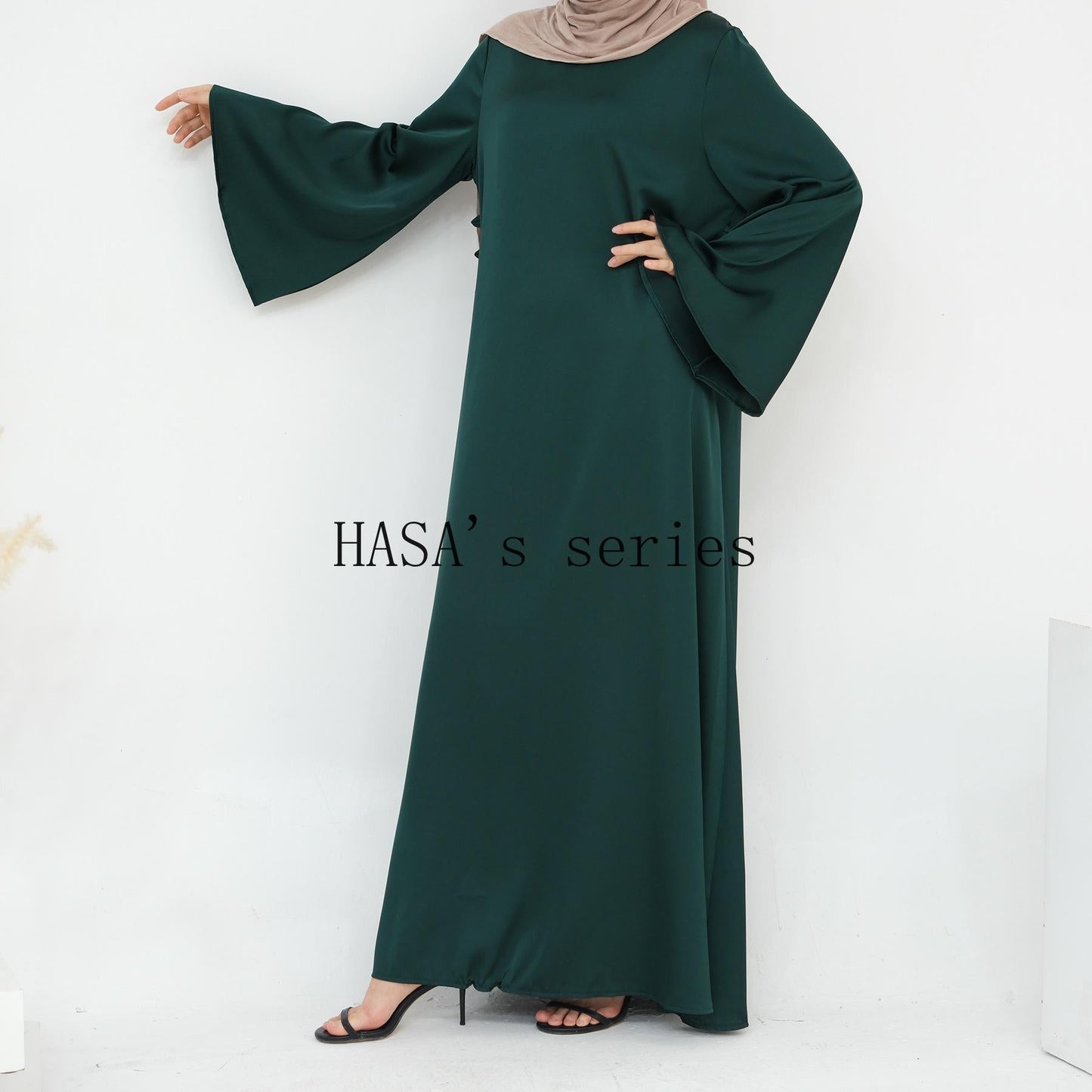 LUMAYA4847 A Long Dress with A Fitted Waist Design, Featuring A Clean and Elegant Silhouette.