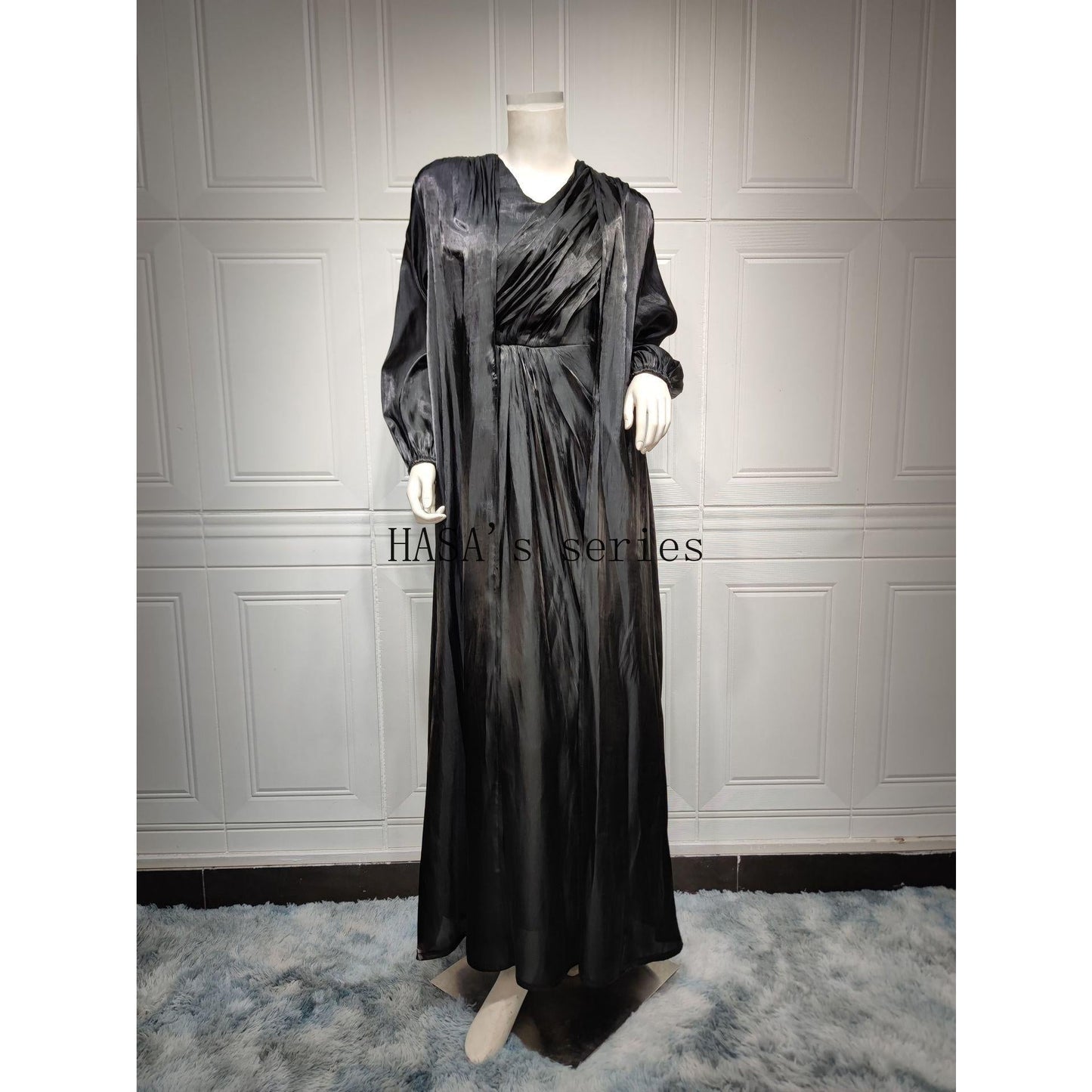 LUMAYA5094 Simple yet elegant and lustrous silk suit, featuring an elegantly pleated two-piece dress design.