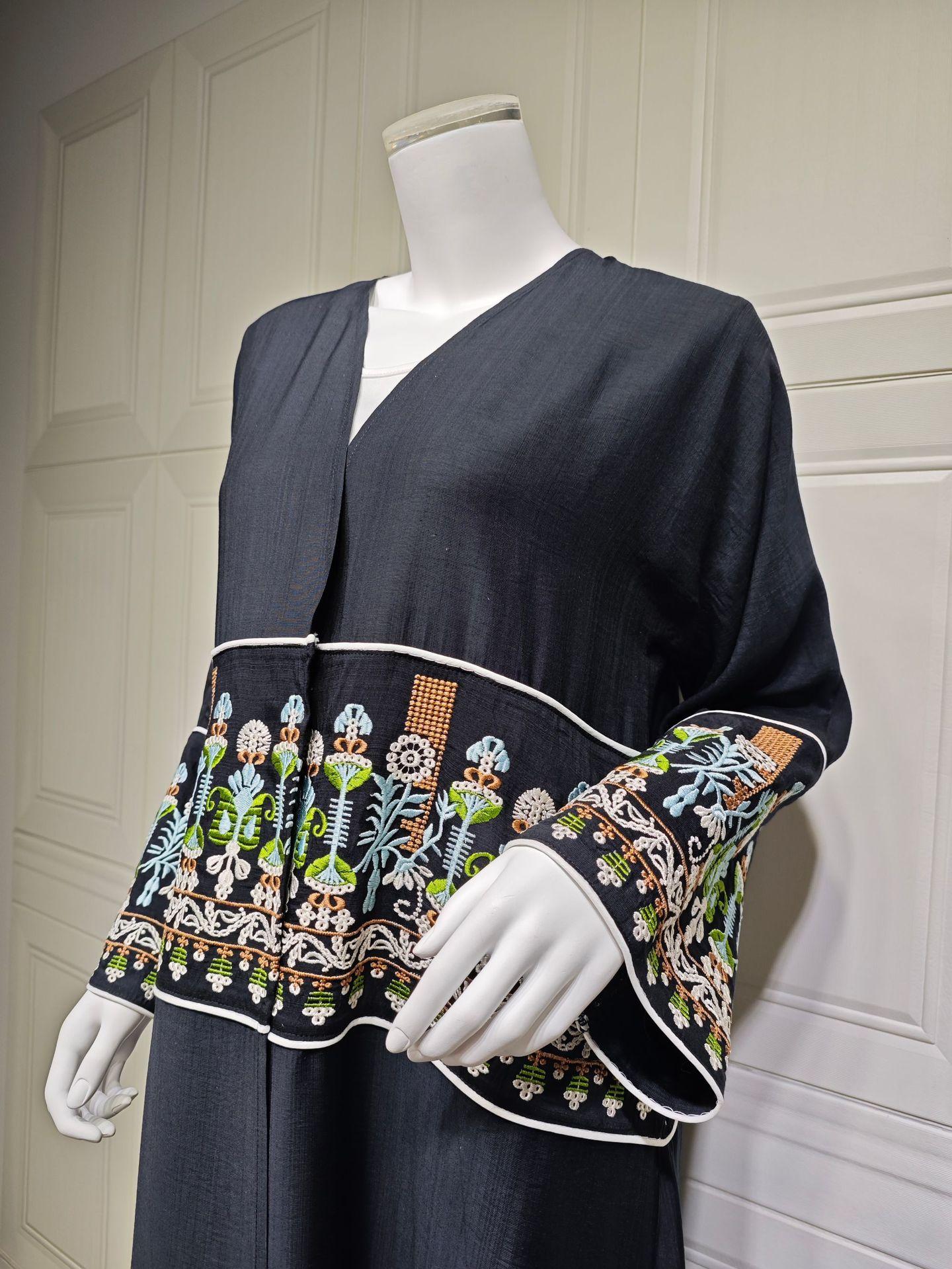 LUMAYA5102 Simple Embroidered Long Robe/jacket with A Loose and Comfortable Open-front Design.