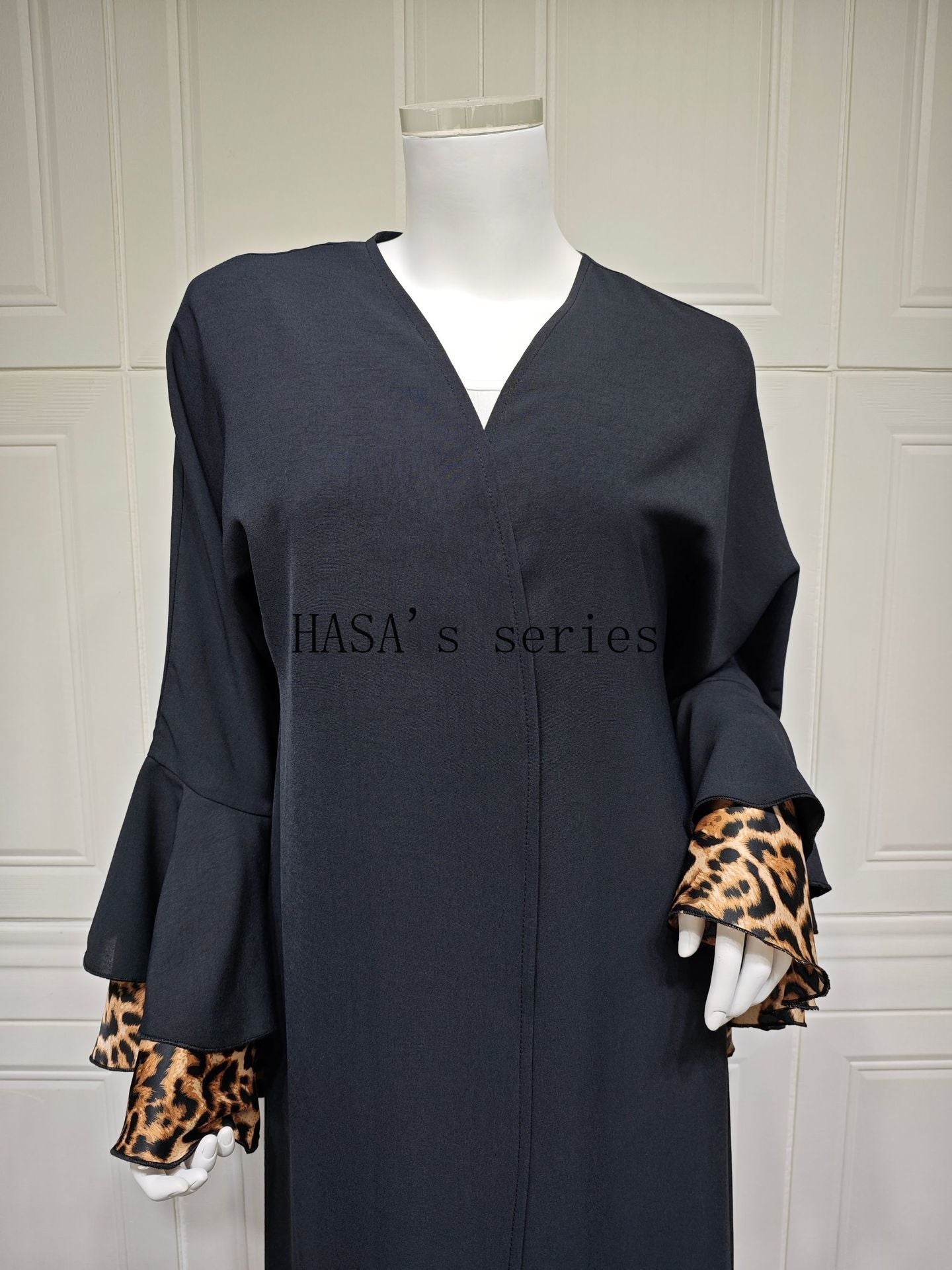 LUMAYA5103 A black robe with leopard print details, a simple and elegant cardigan-style dress.
