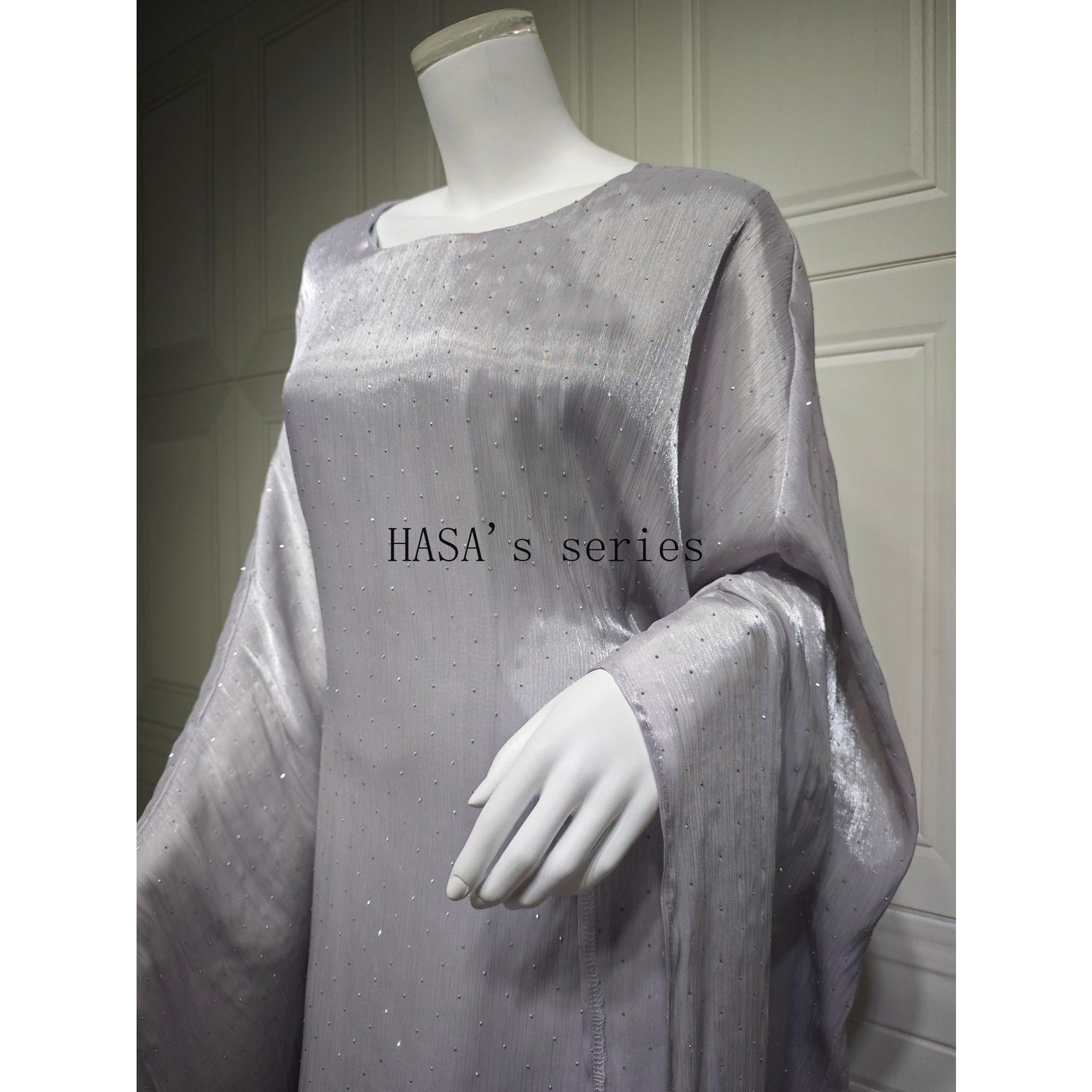 LUMAYA5105 Simple and Soft Long-sleeved Pullover Dress with A Waist-length Design, in A Solid Color for Everyday Wear.