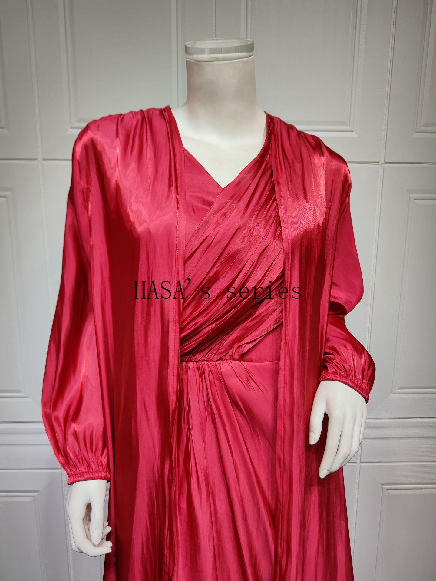 LUMAYA5094 Simple yet elegant and lustrous silk suit, featuring an elegantly pleated two-piece dress design.