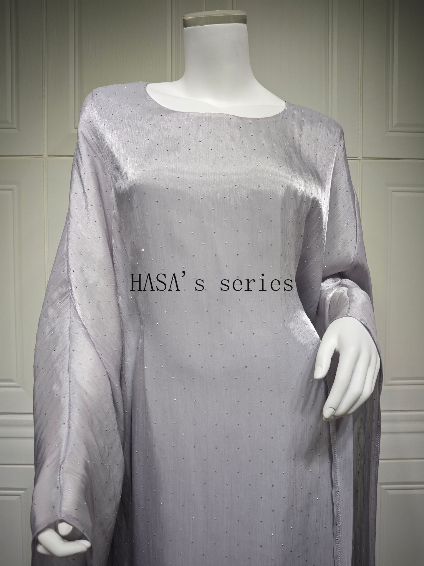 LUMAYA5105 Simple and Soft Long-sleeved Pullover Dress with A Waist-length Design, in A Solid Color for Everyday Wear.