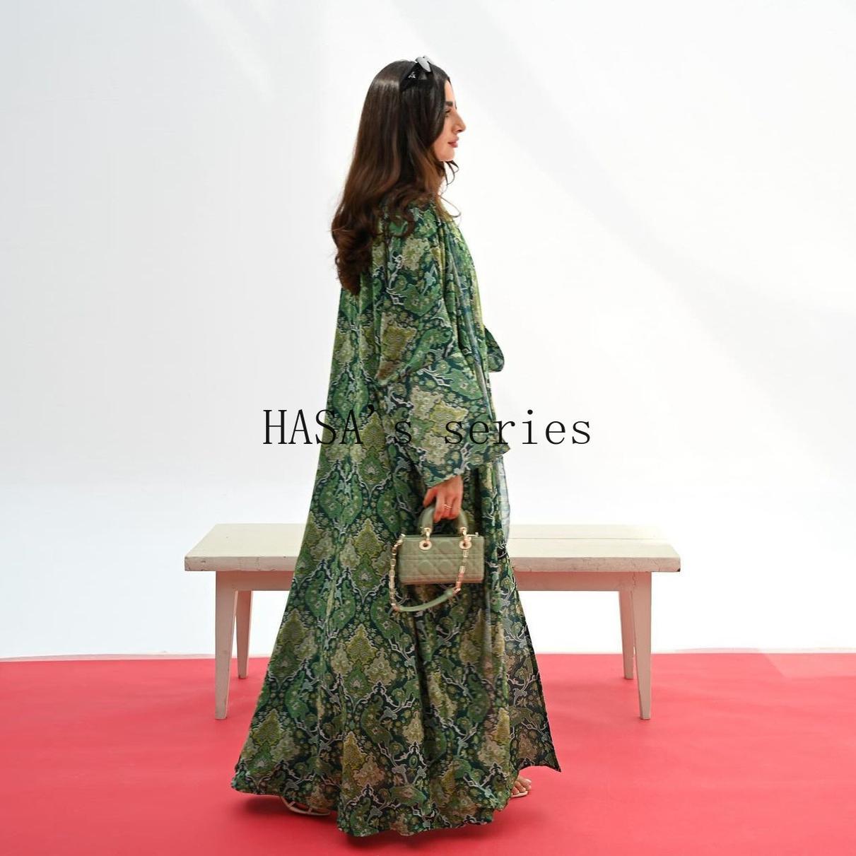 LUMAYA5088 A Stylish Two-piece Set Featuring A Snake Print Pattern, with A Loose, SLUMAYAwl-style Outer Layer and A Matching Headscarf Design.