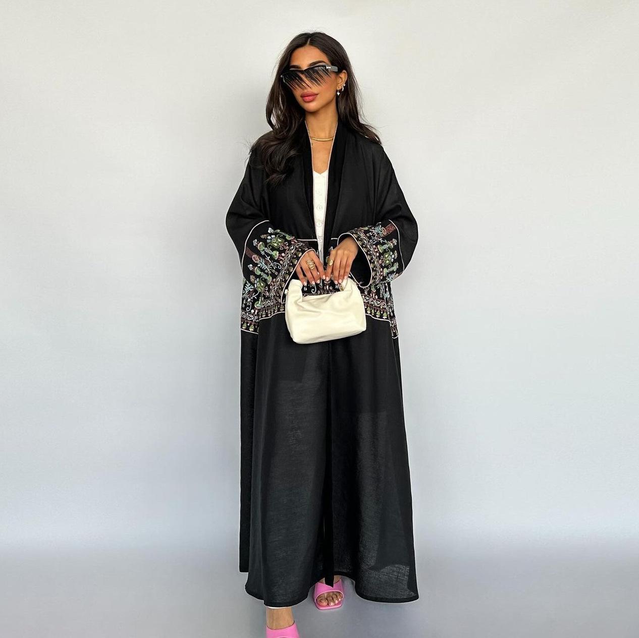 LUMAYA5102 Simple Embroidered Long Robe/jacket with A Loose and Comfortable Open-front Design.
