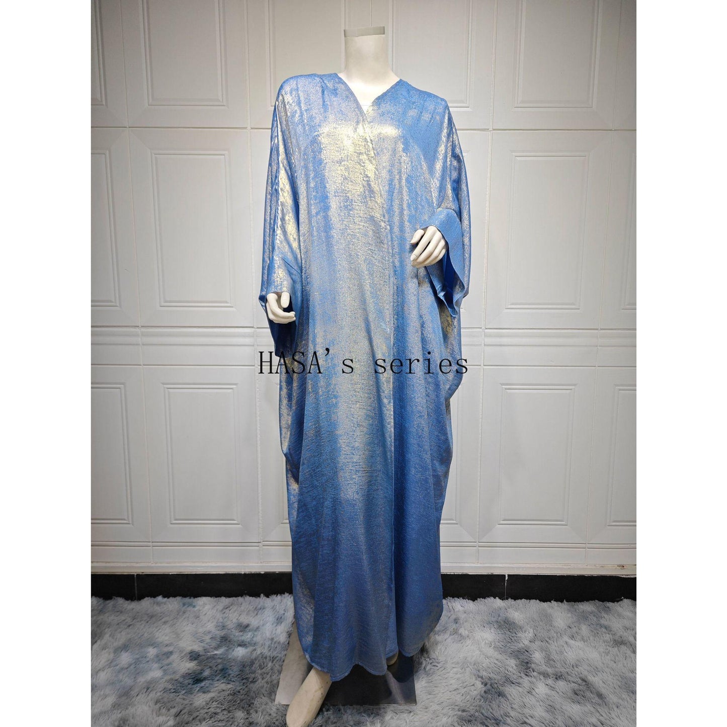 LUMAYA5091 A long robe with gilded highlights, featuring a simple yet elegant dress design.