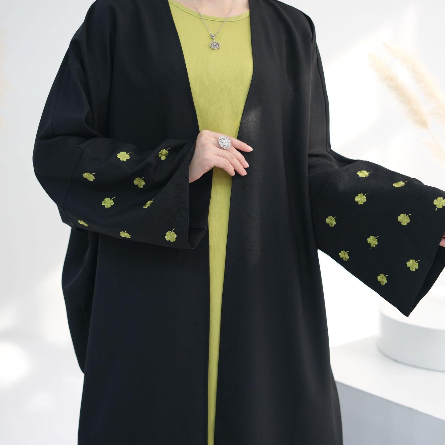 LUMAYA LUMAYA1001 Four-leaf Clover Embroidered Elegant Cardigan