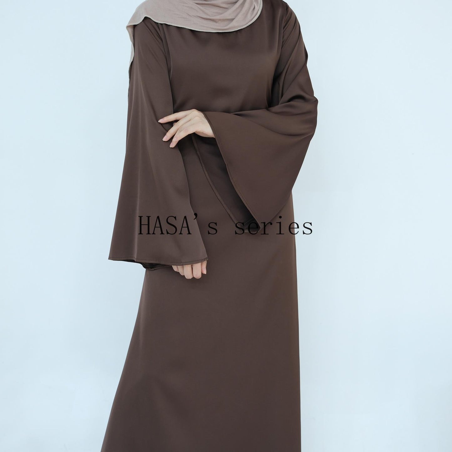 LUMAYA4847 A Long Dress with A Fitted Waist Design, Featuring A Clean and Elegant Silhouette.
