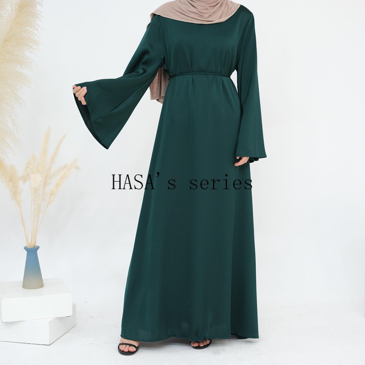LUMAYA4847 A Long Dress with A Fitted Waist Design, Featuring A Clean and Elegant Silhouette.