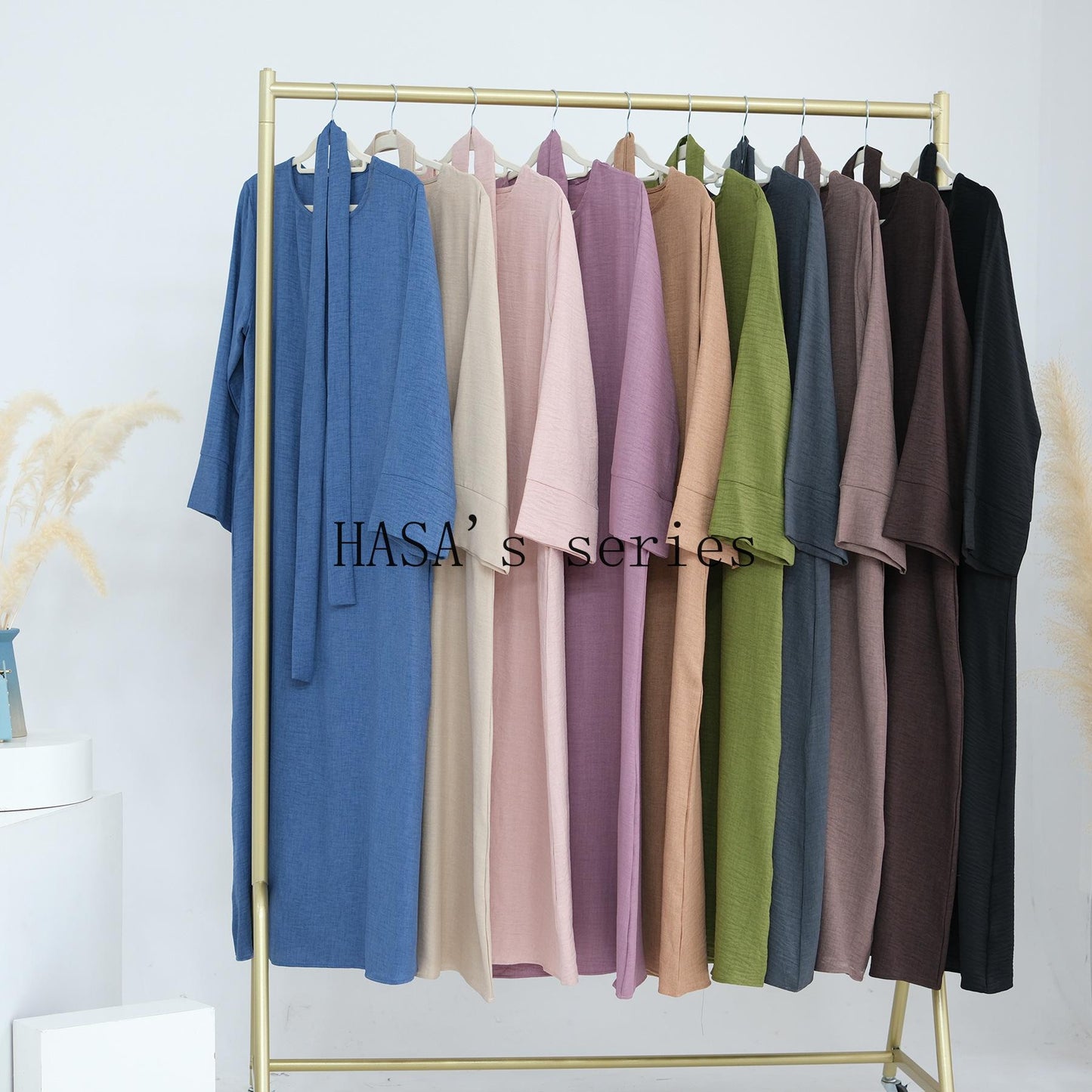 LUMAYA4848 A simple, waist-cinching spring/summer dress with a relaxed, long design.