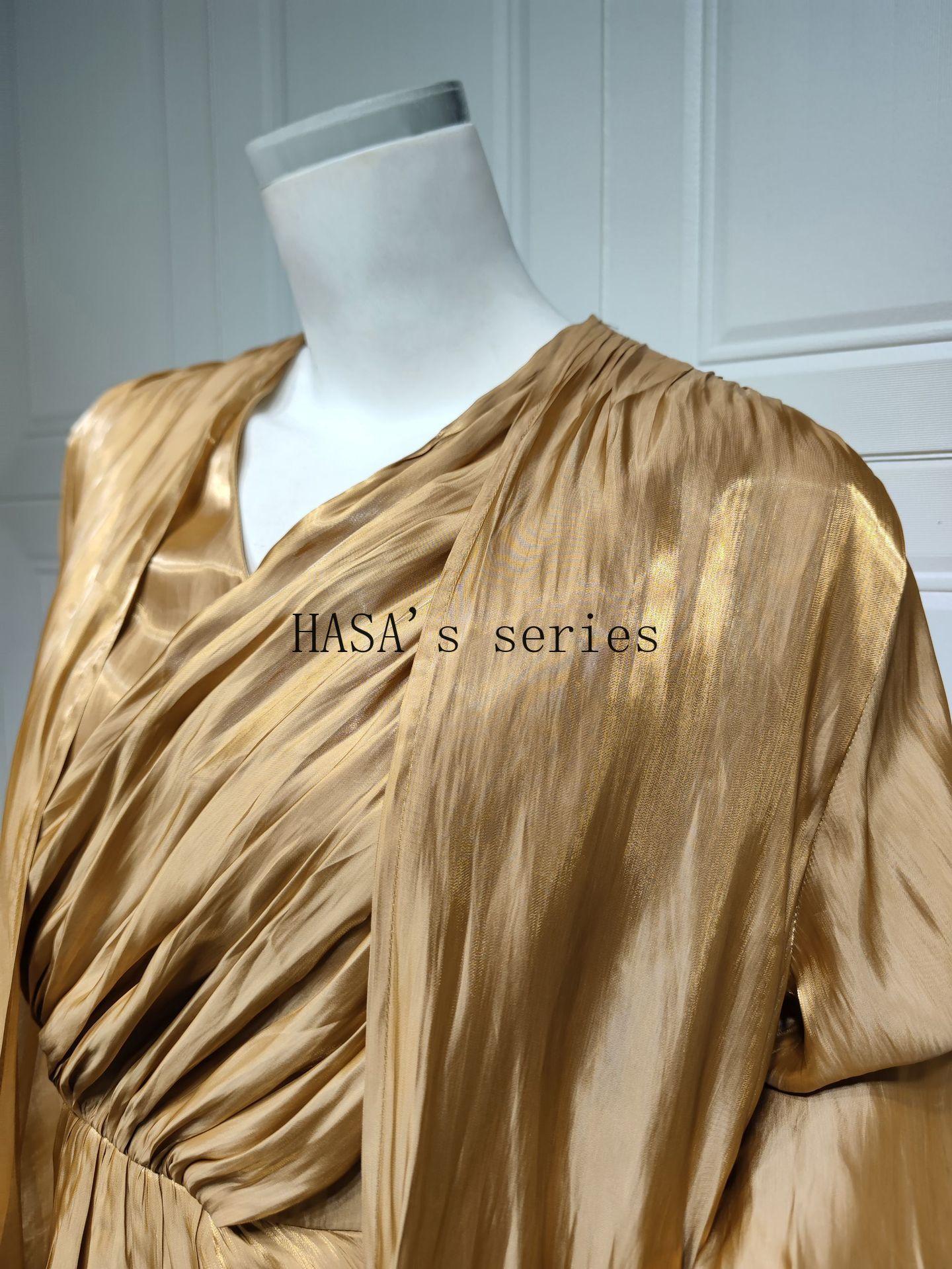 LUMAYA5094 Simple yet elegant and lustrous silk suit, featuring an elegantly pleated two-piece dress design.