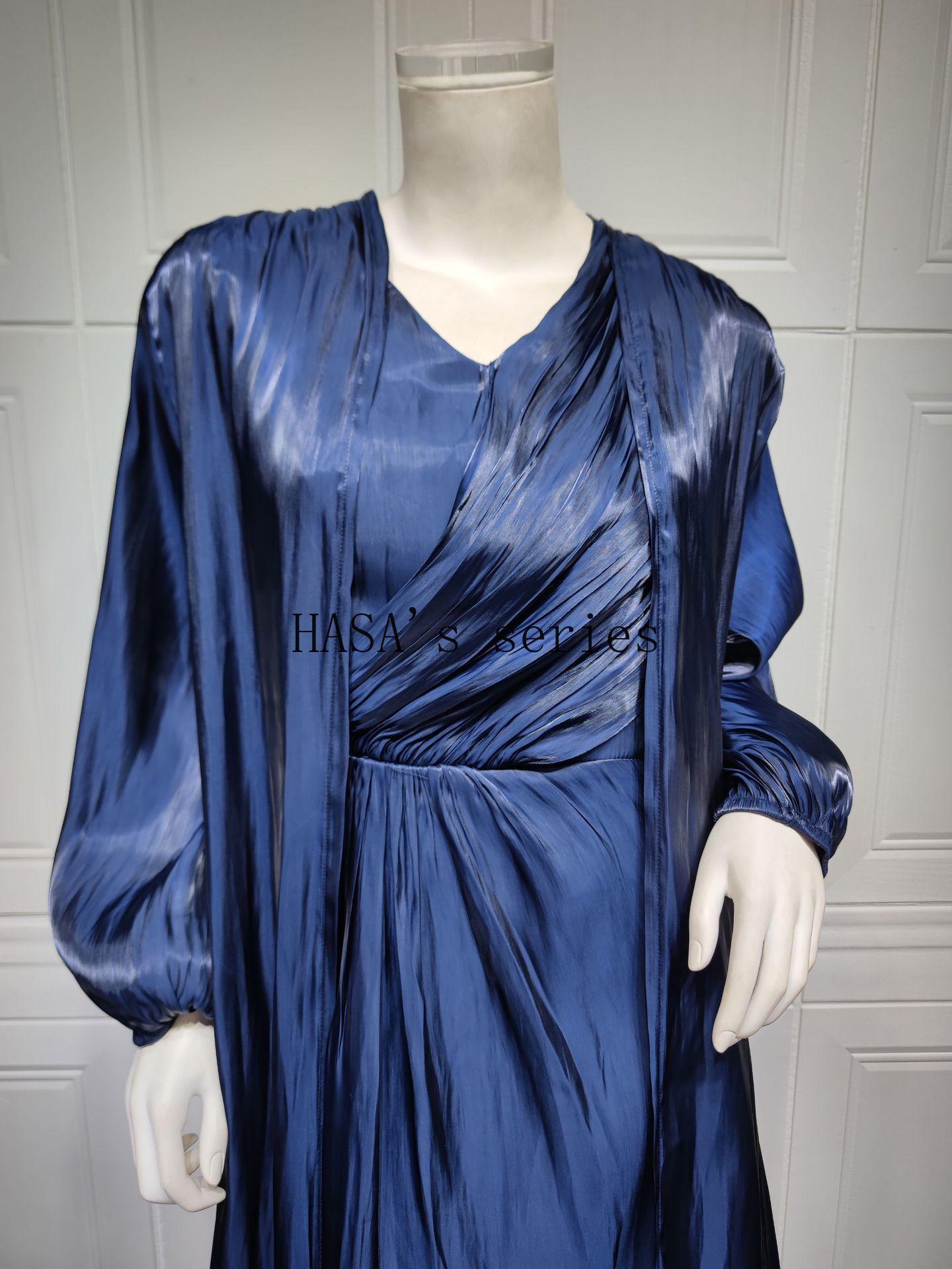 LUMAYA5094 Simple yet elegant and lustrous silk suit, featuring an elegantly pleated two-piece dress design.
