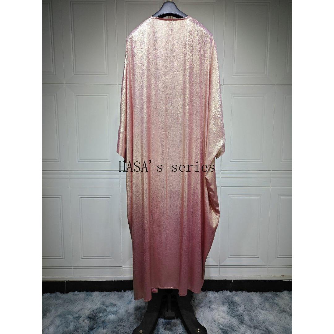 LUMAYA5091 A long robe with gilded highlights, featuring a simple yet elegant dress design.