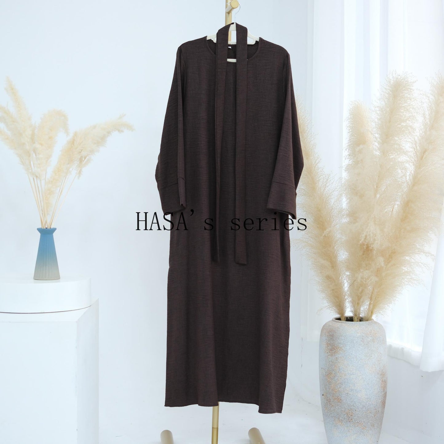 LUMAYA4848 A simple, waist-cinching spring/summer dress with a relaxed, long design.