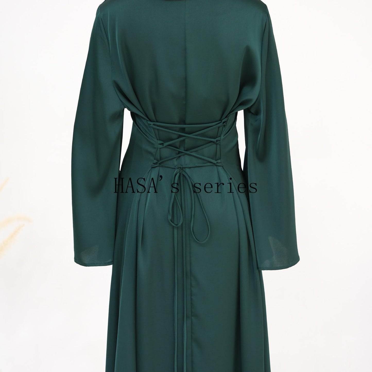 LUMAYA4847 A Long Dress with A Fitted Waist Design, Featuring A Clean and Elegant Silhouette.