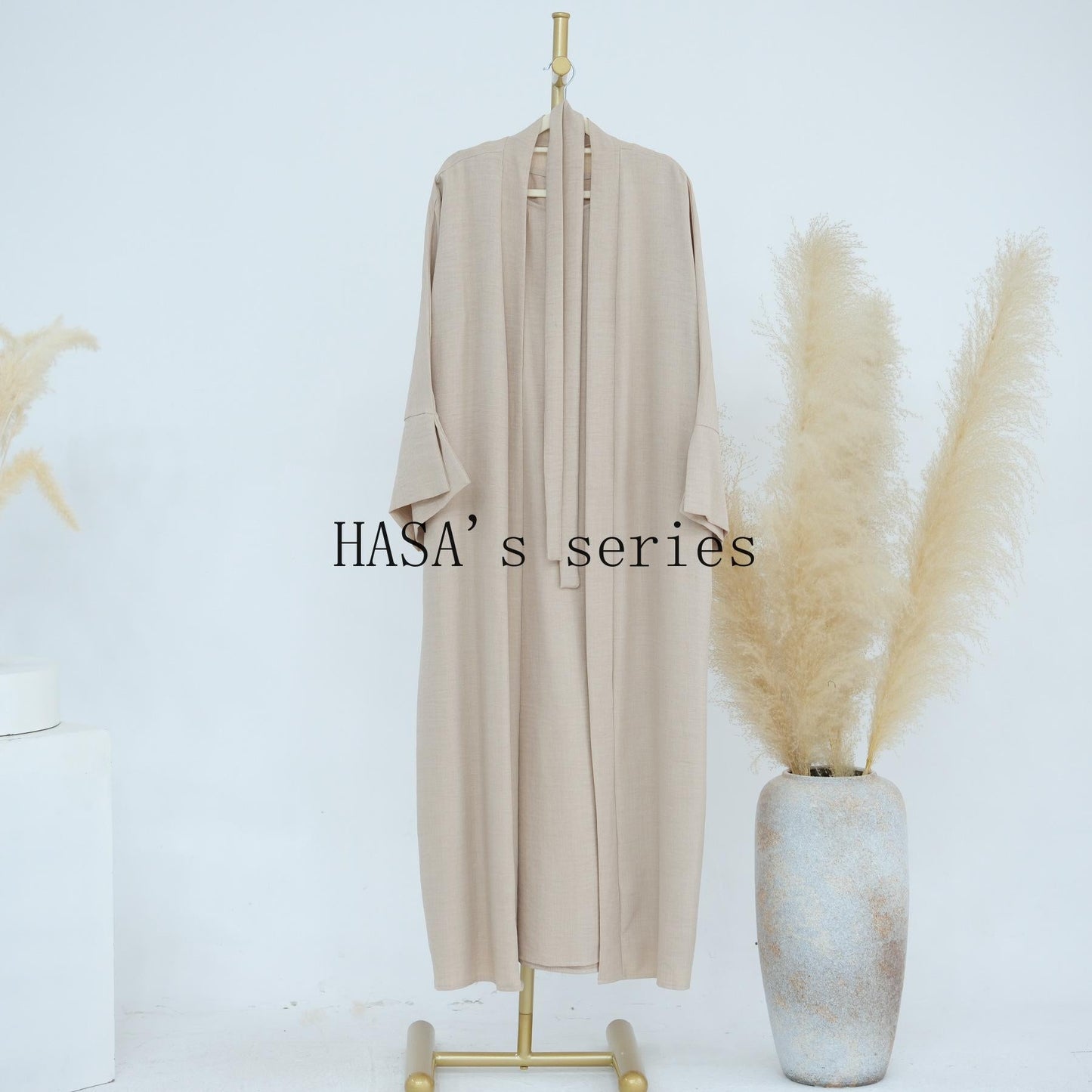 LUMAYA4854 A simple, solid-colored two-piece set, consisting of an easy-to-match robe-style dress and a matching garment.