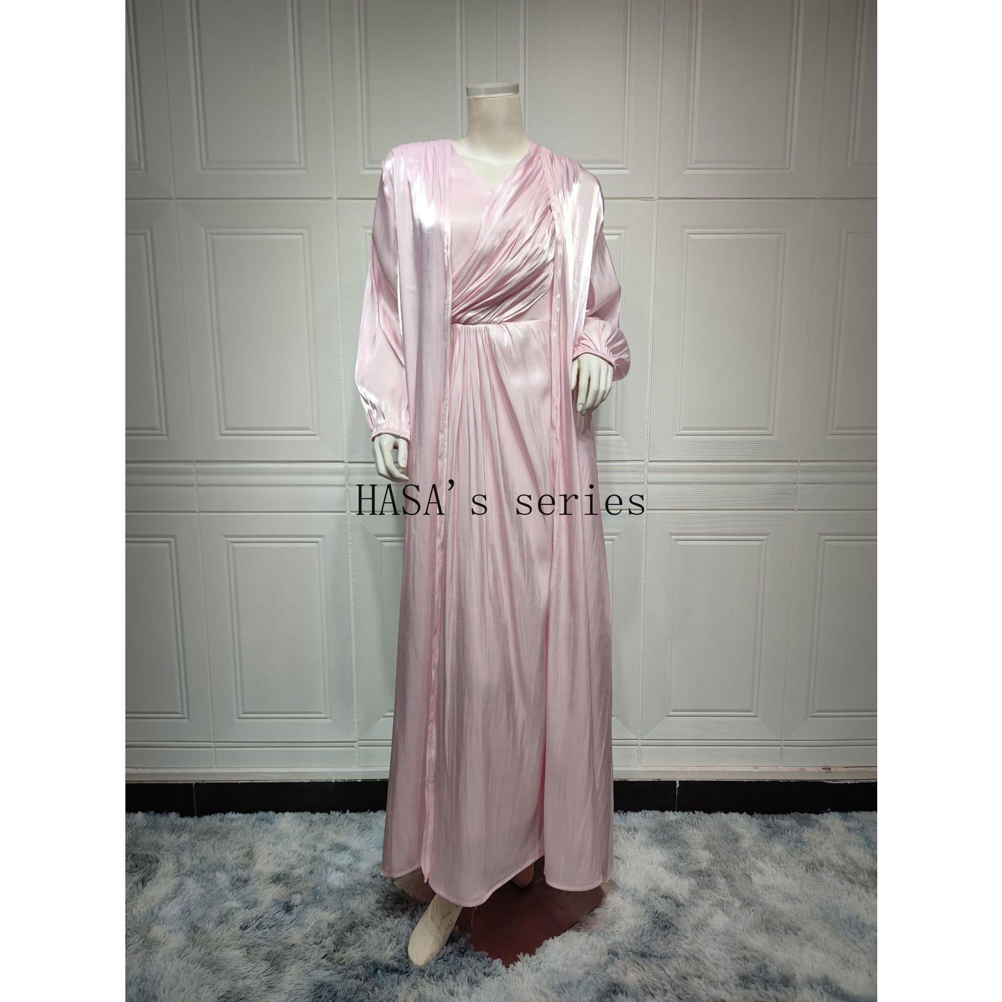 LUMAYA5094 Simple yet elegant and lustrous silk suit, featuring an elegantly pleated two-piece dress design.