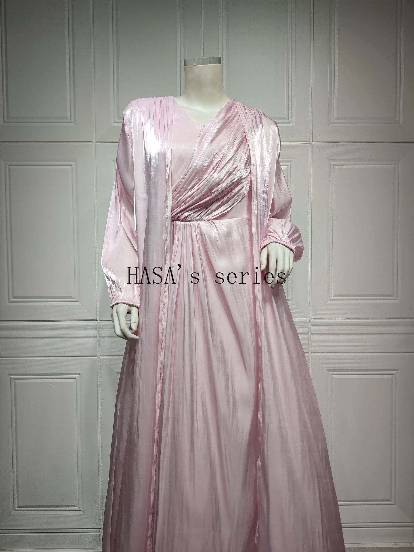 LUMAYA5094 Simple yet elegant and lustrous silk suit, featuring an elegantly pleated two-piece dress design.