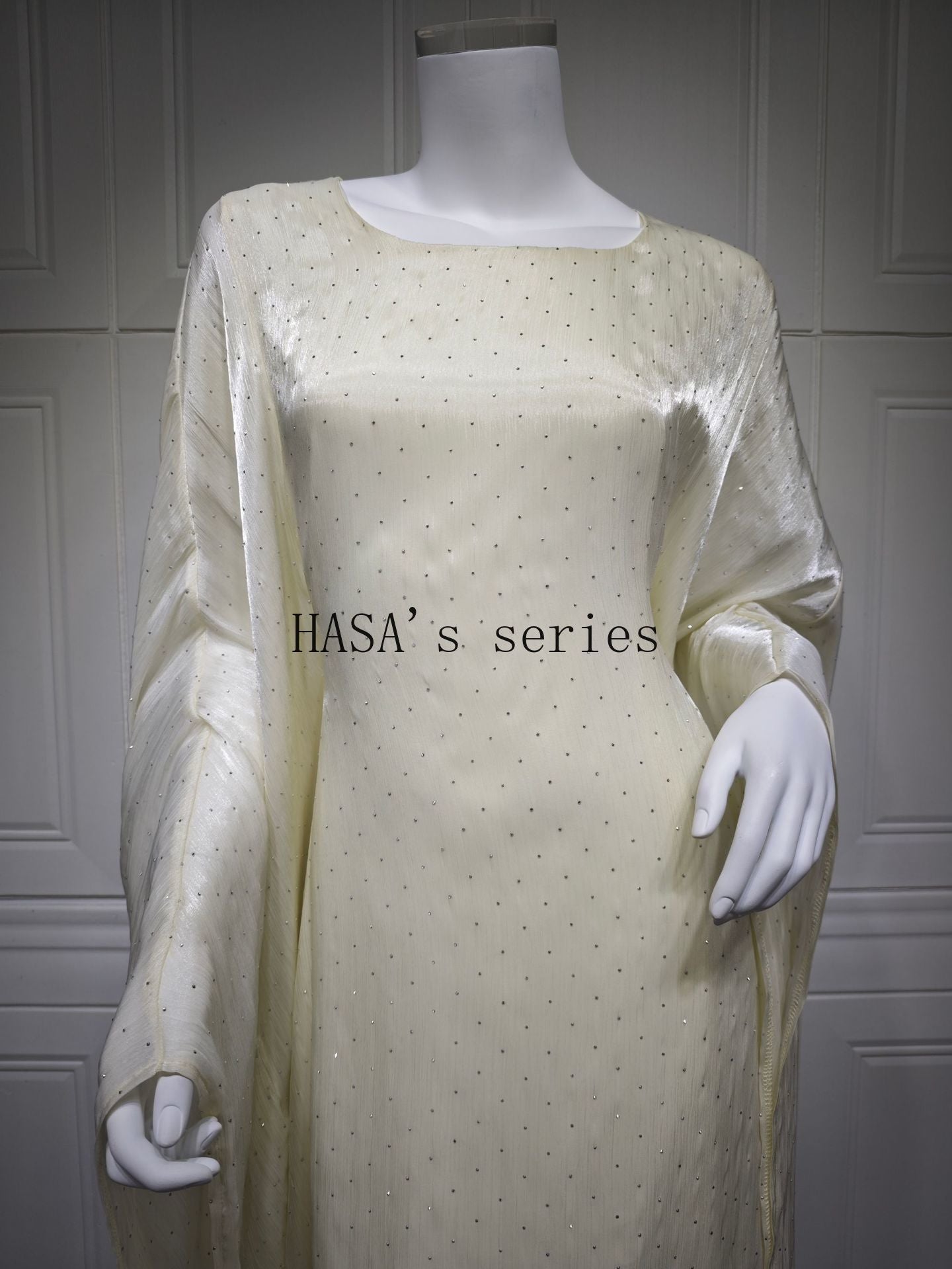 LUMAYA5105 Simple and Soft Long-sleeved Pullover Dress with A Waist-length Design, in A Solid Color for Everyday Wear.