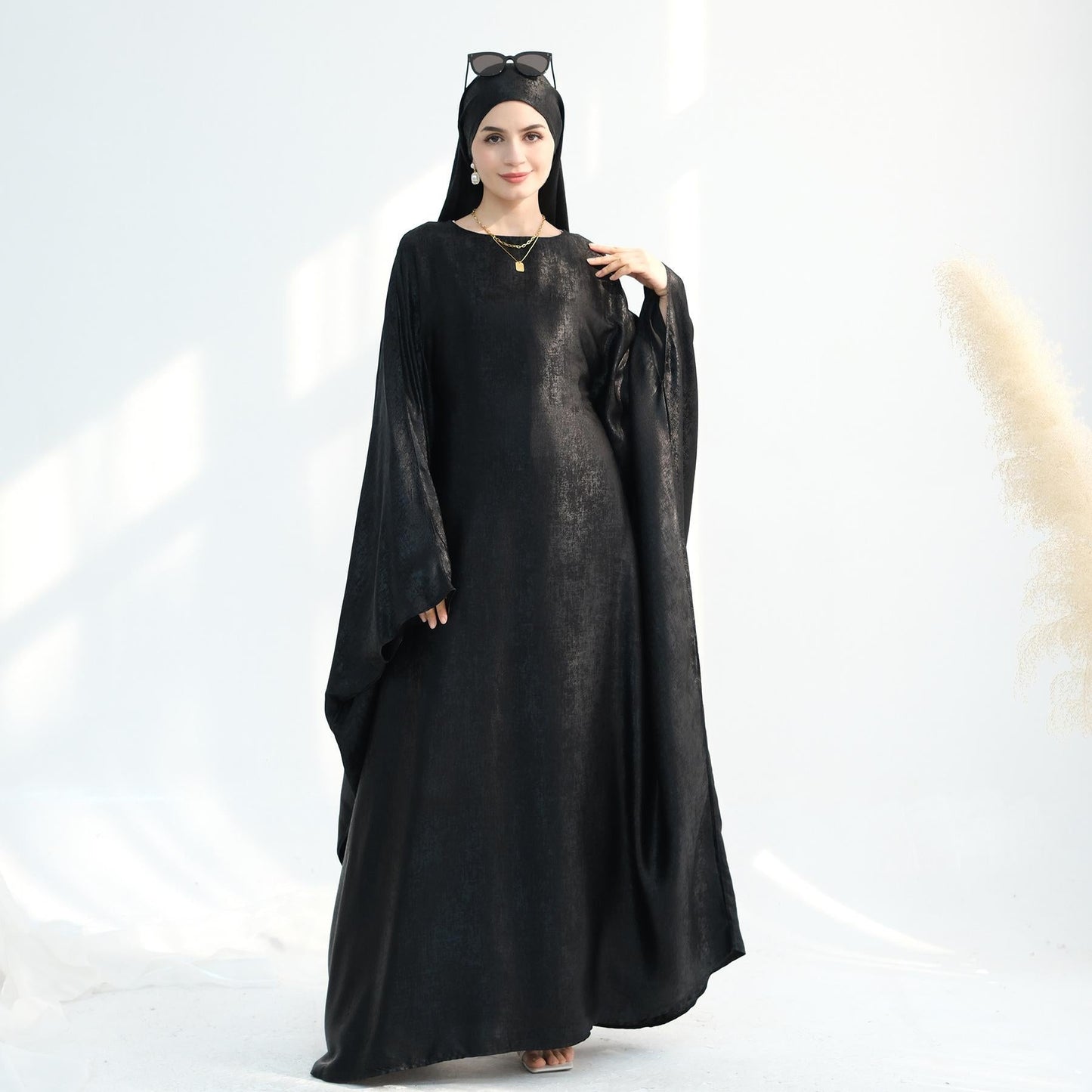LUMAYA5878 A Glossy Dress TLUMAYAt Combines Softness and Fluidity