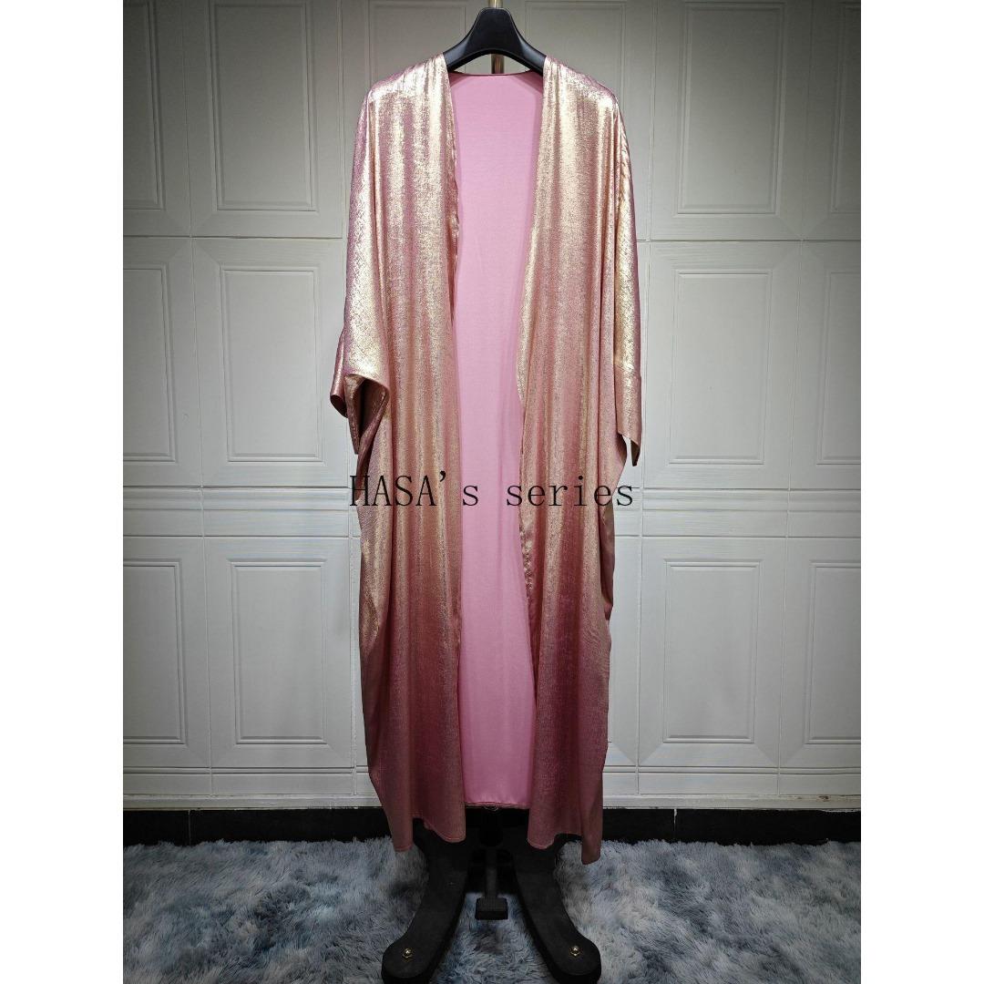 LUMAYA5091 A long robe with gilded highlights, featuring a simple yet elegant dress design.